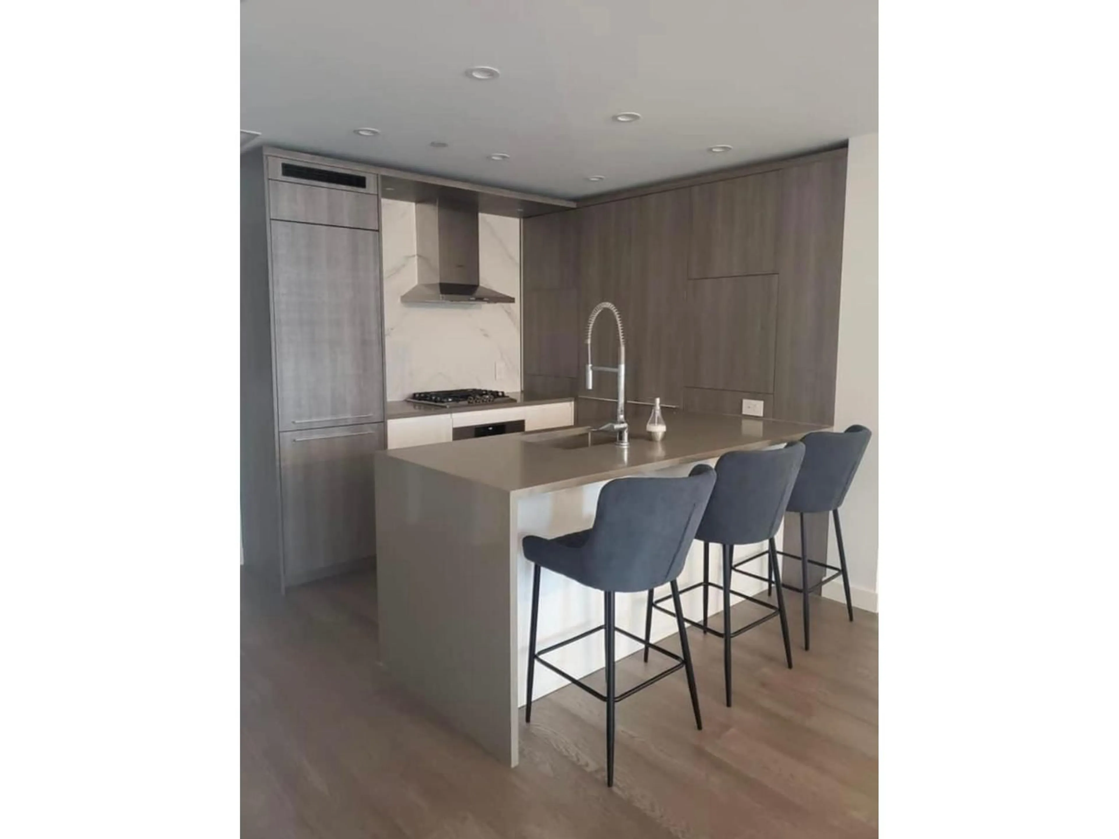 Open concept kitchen, wood/laminate floor for 505 - 1441 JOHNSTON ROAD, Surrey British Columbia V4B3Z4