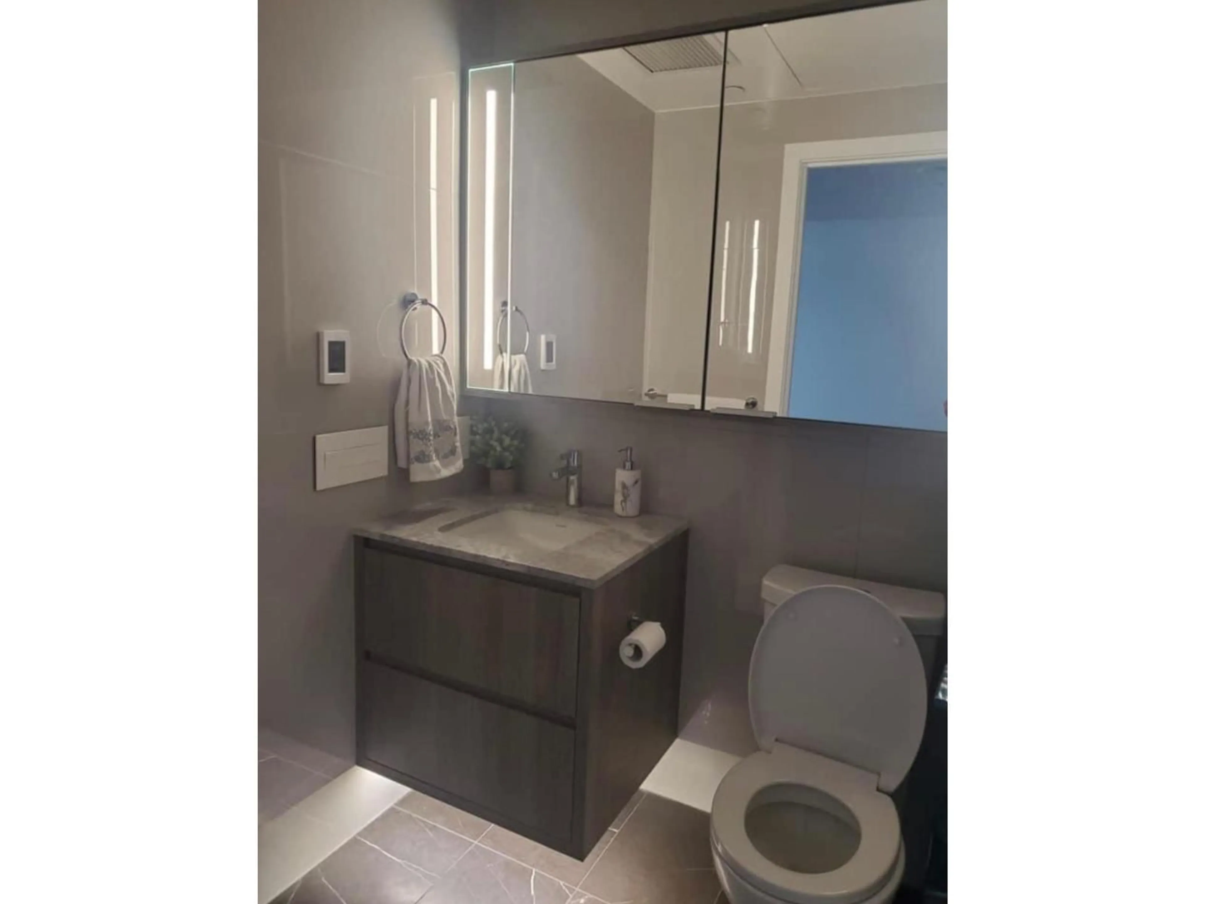 Standard bathroom, ceramic/tile floor for 505 - 1441 JOHNSTON ROAD, Surrey British Columbia V4B3Z4
