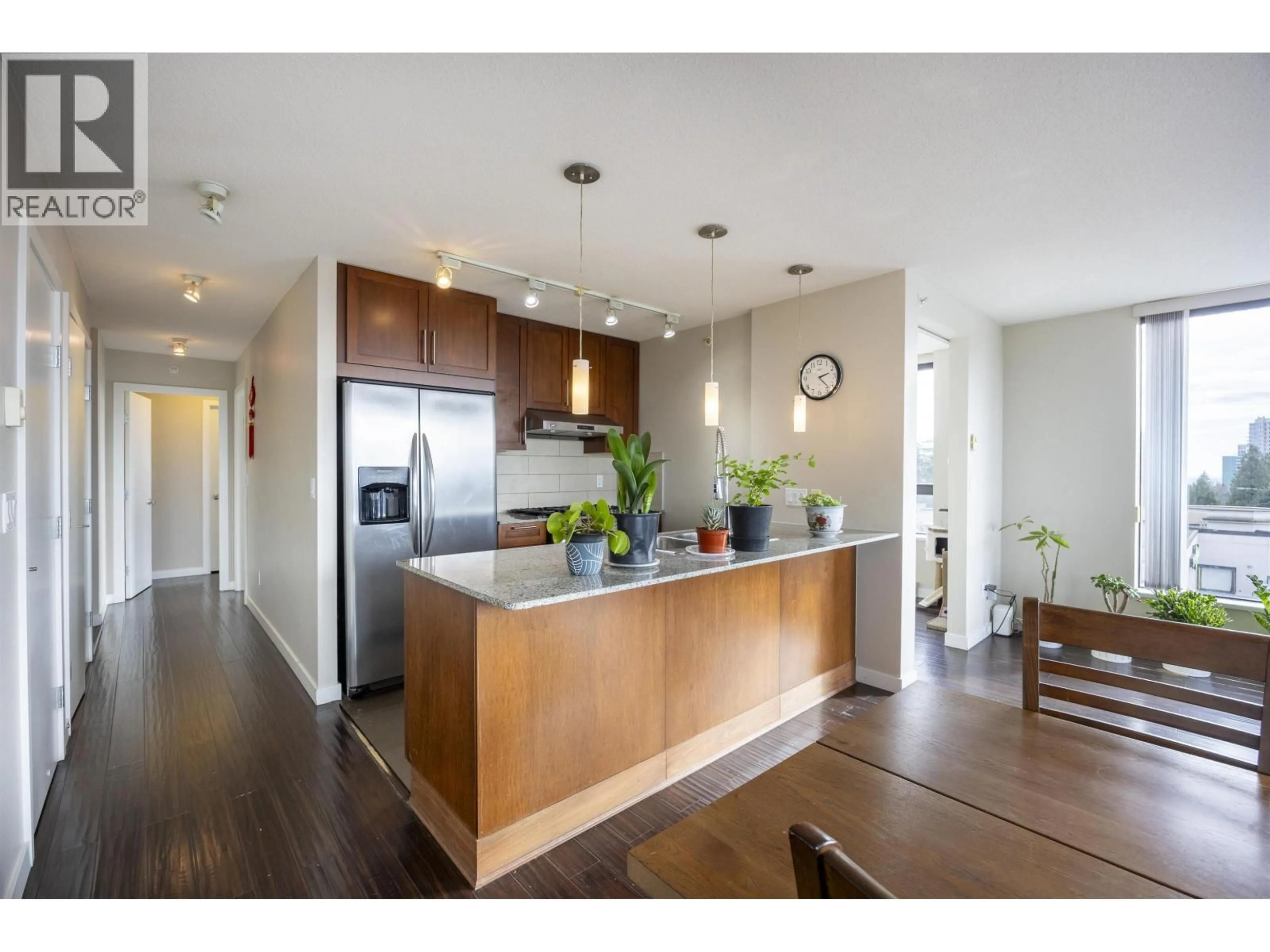 Open concept kitchen, wood/laminate floor for 606 - 7088 SALISBURY AVENUE, Burnaby British Columbia V5E0A4