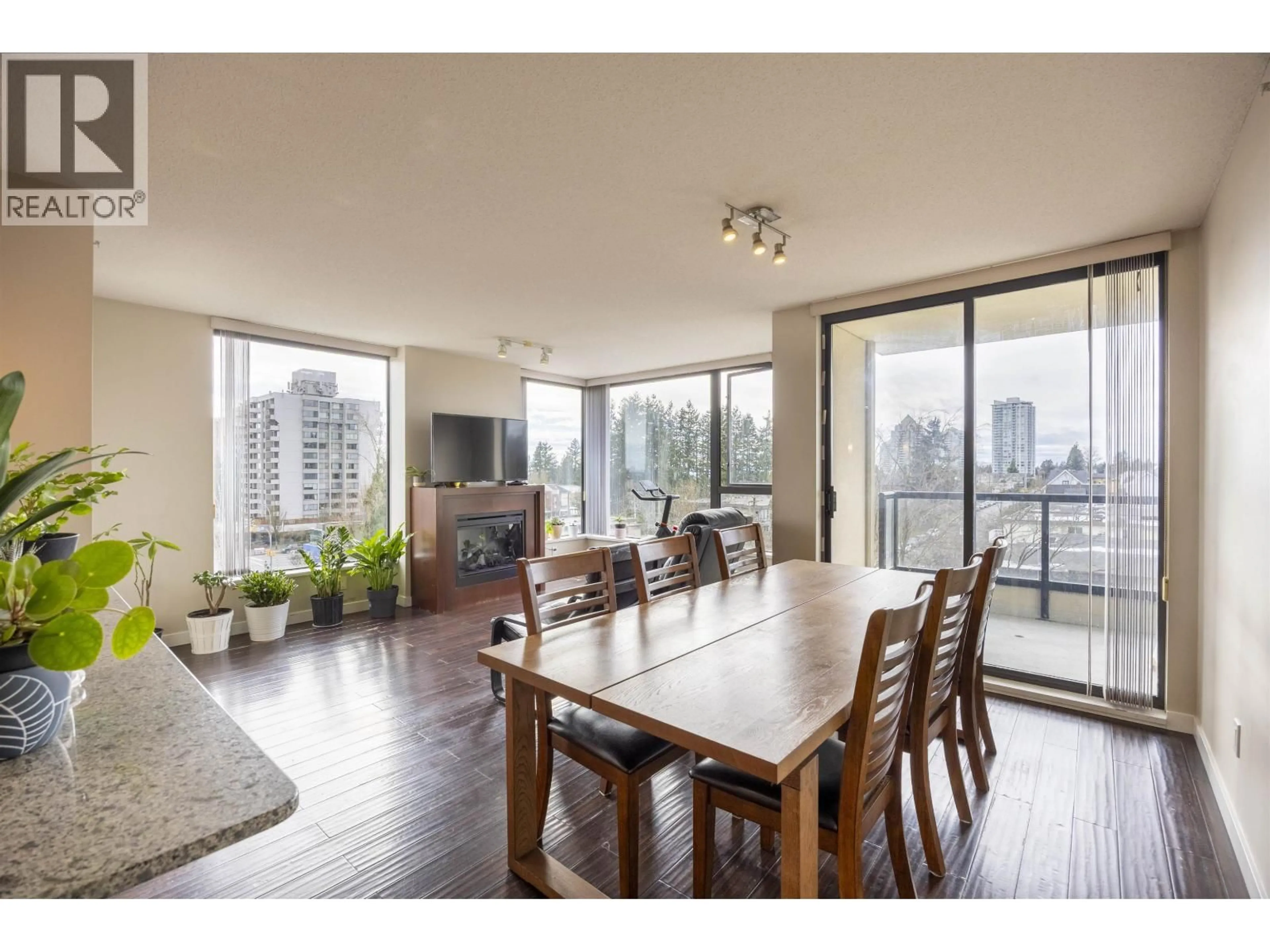 Dining room, wood/laminate floor for 606 - 7088 SALISBURY AVENUE, Burnaby British Columbia V5E0A4