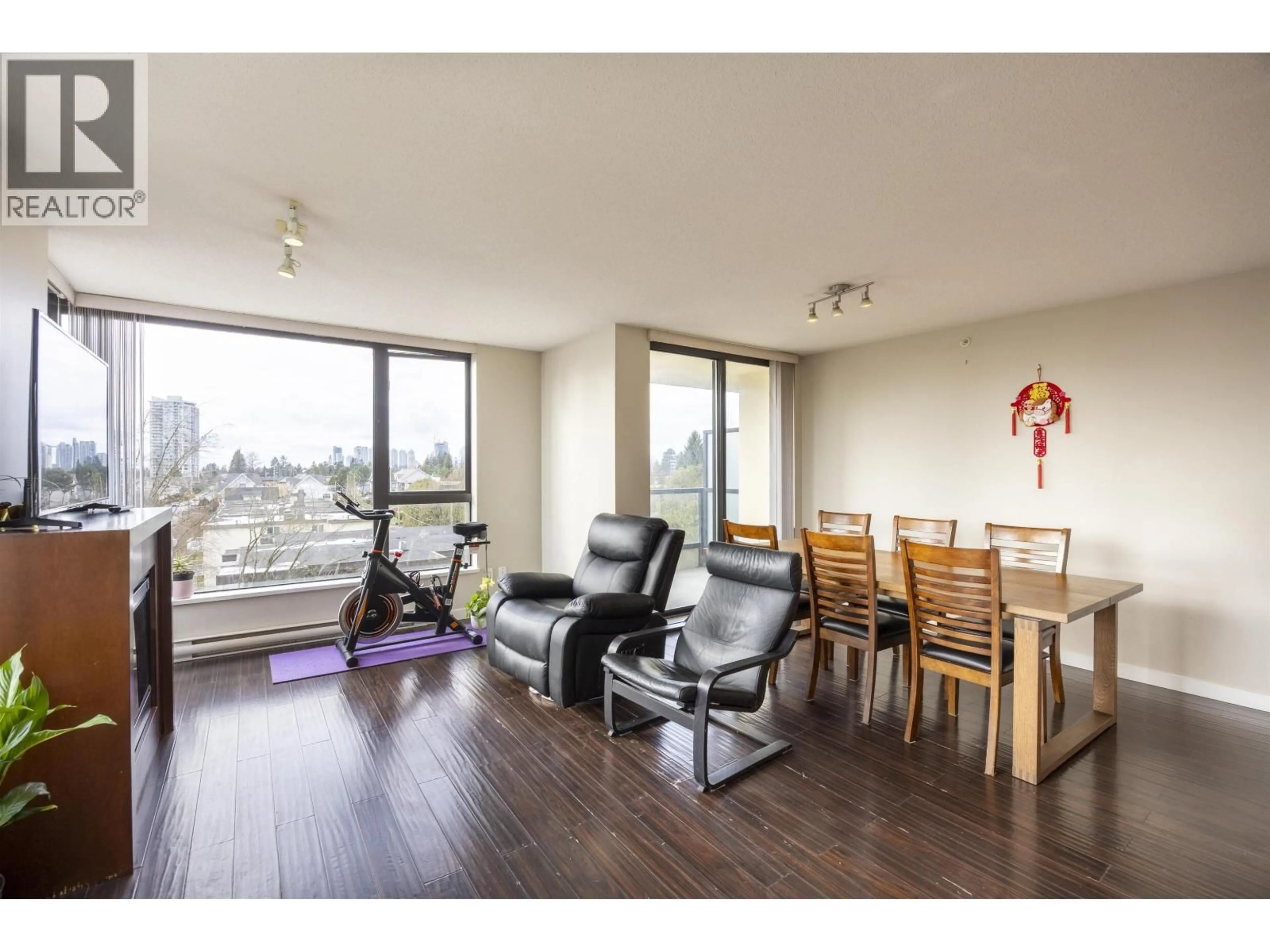 Living room with furniture, wood/laminate floor for 606 - 7088 SALISBURY AVENUE, Burnaby British Columbia V5E0A4