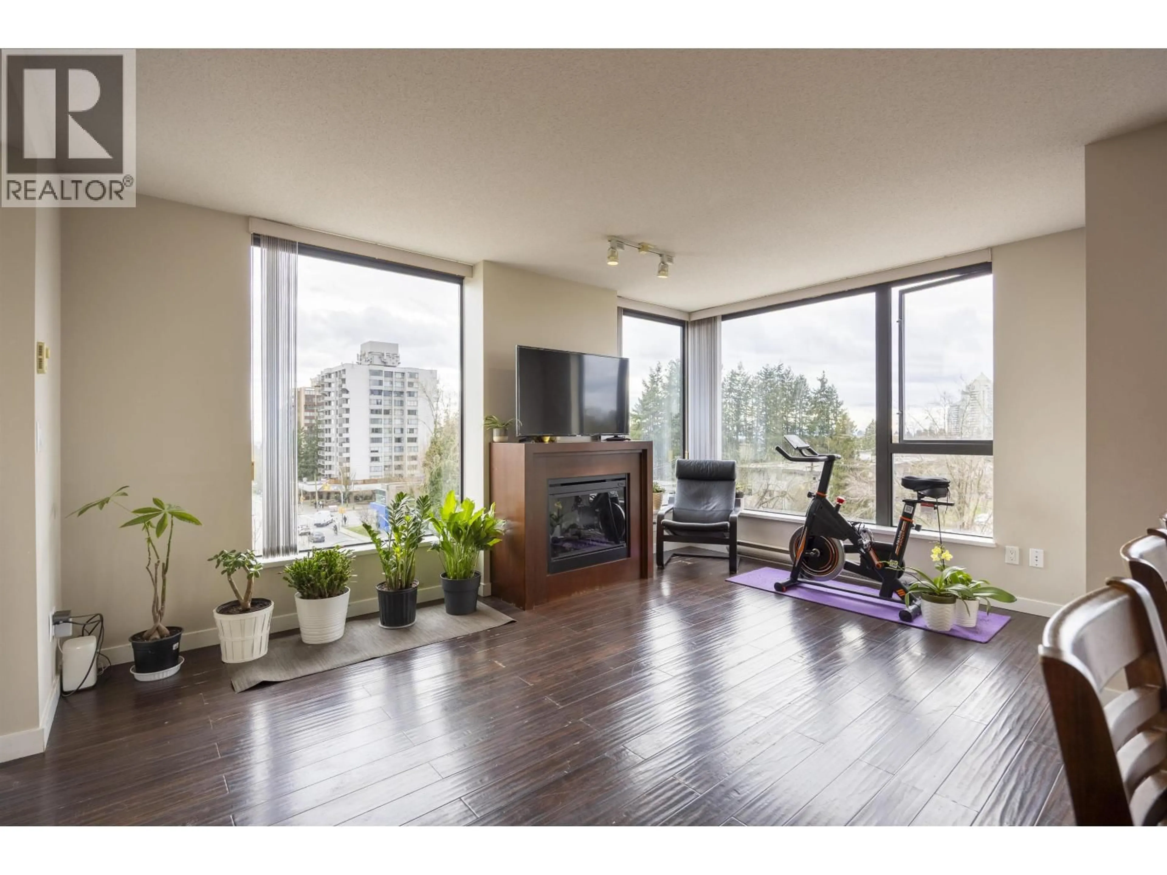Living room with furniture, wood/laminate floor for 606 - 7088 SALISBURY AVENUE, Burnaby British Columbia V5E0A4