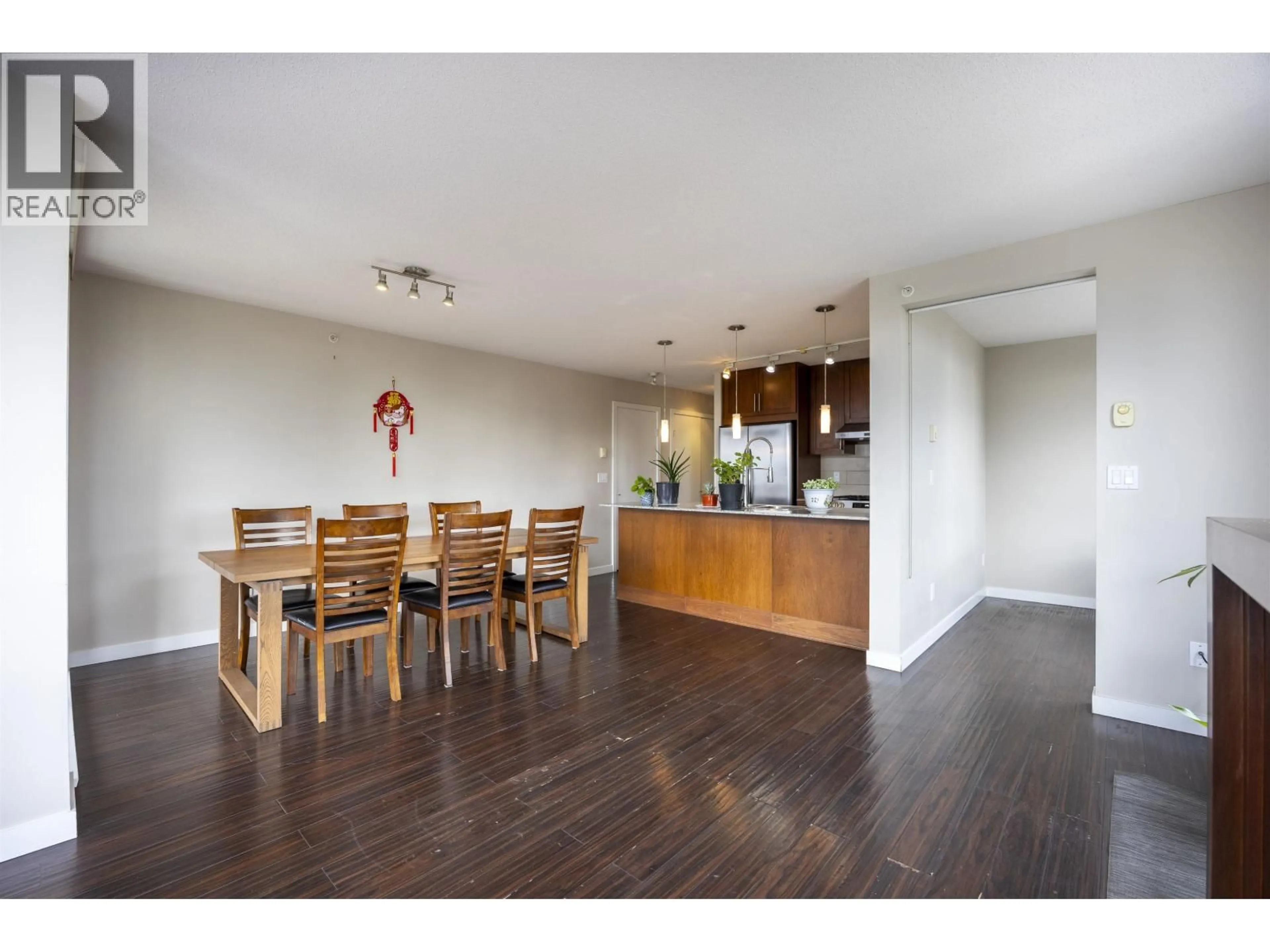 Open concept kitchen, wood/laminate floor for 606 - 7088 SALISBURY AVENUE, Burnaby British Columbia V5E0A4