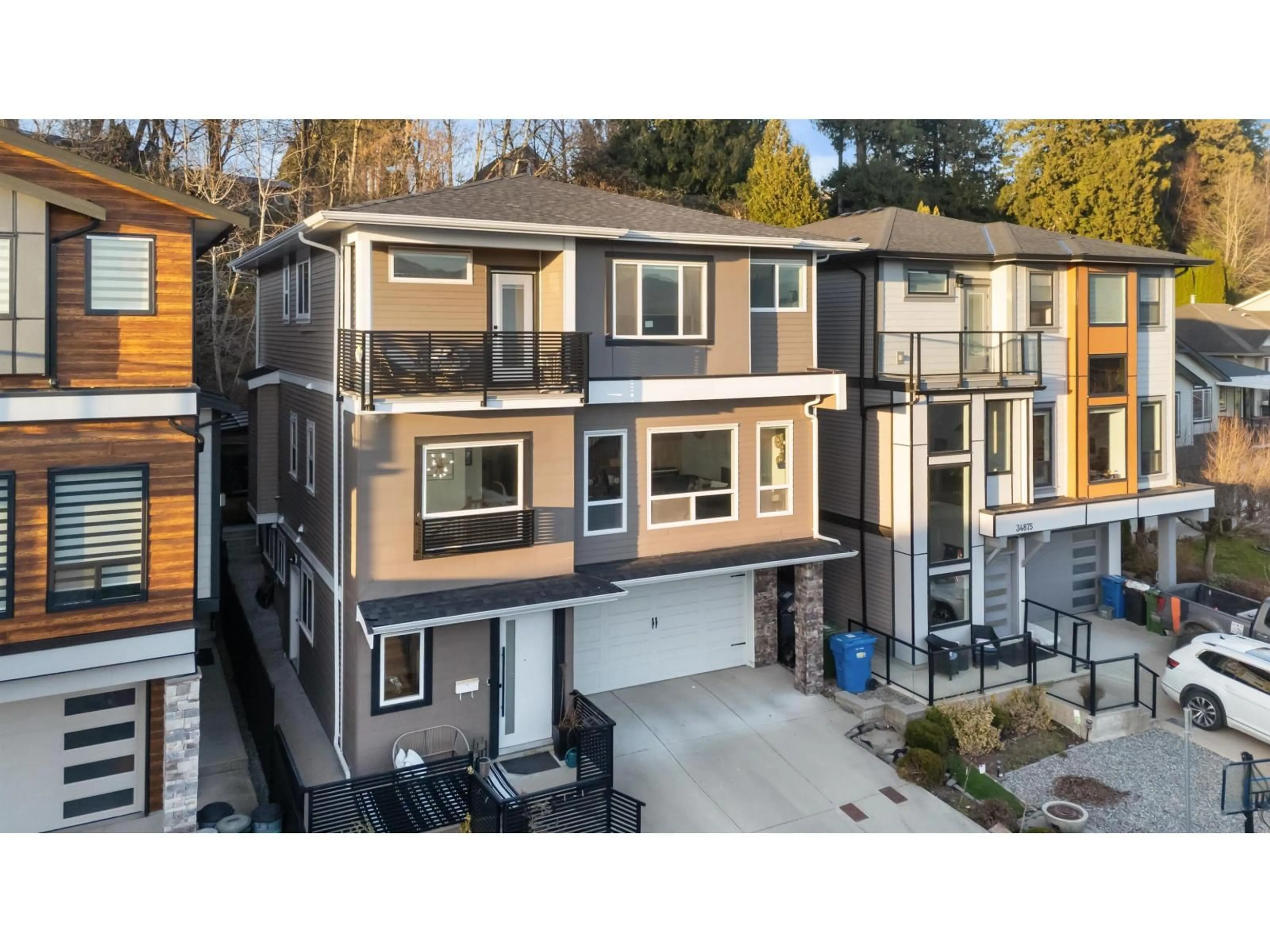 A pic from outside/outdoor area/front of a property/back of a property/a pic from drone, unknown for 34869 ACKERMAN COURT, Abbotsford British Columbia V2S8J9