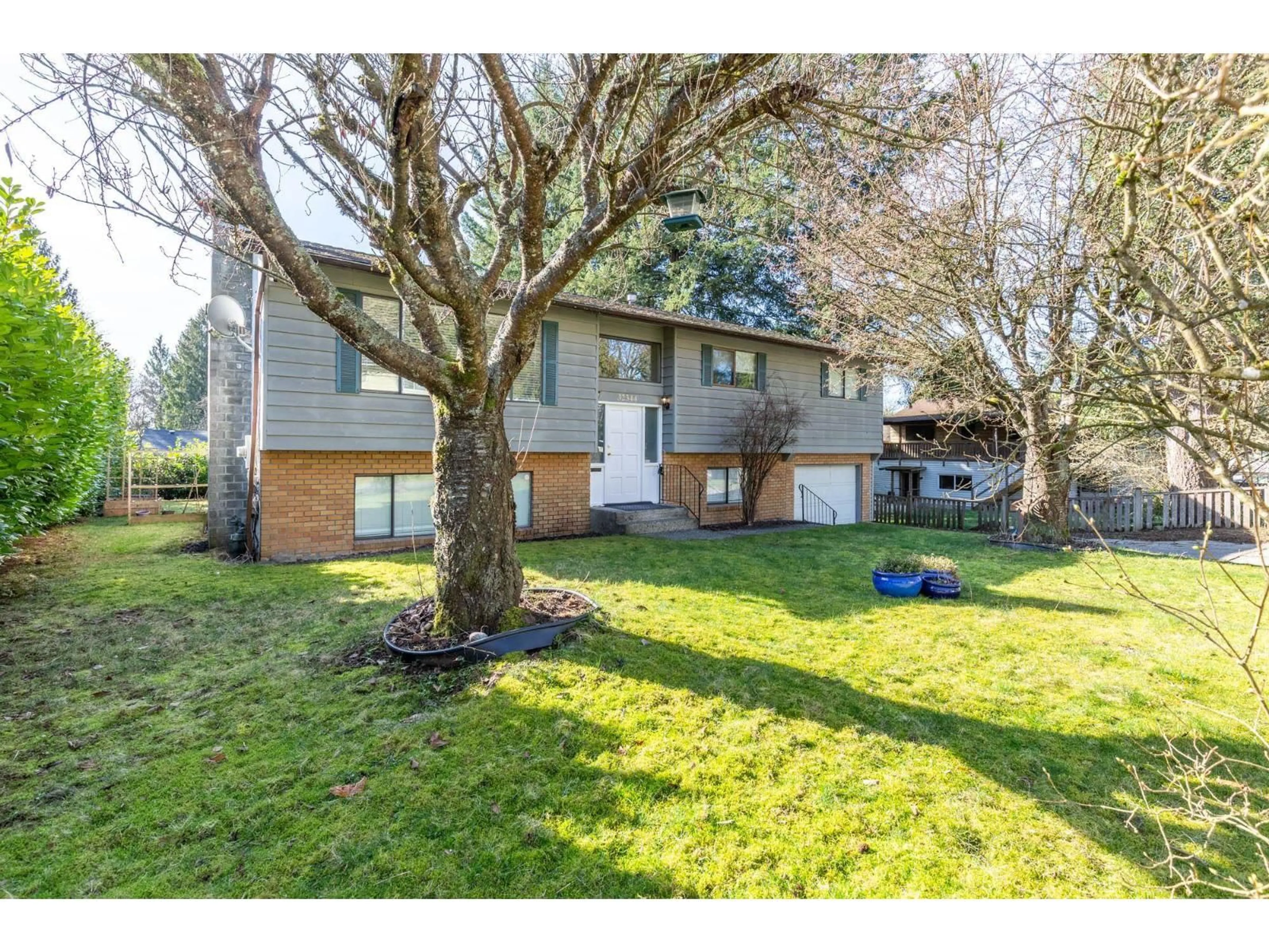 A pic from outside/outdoor area/front of a property/back of a property/a pic from drone, street for 32344 MALLARD PLACE, Mission British Columbia V2V5N8