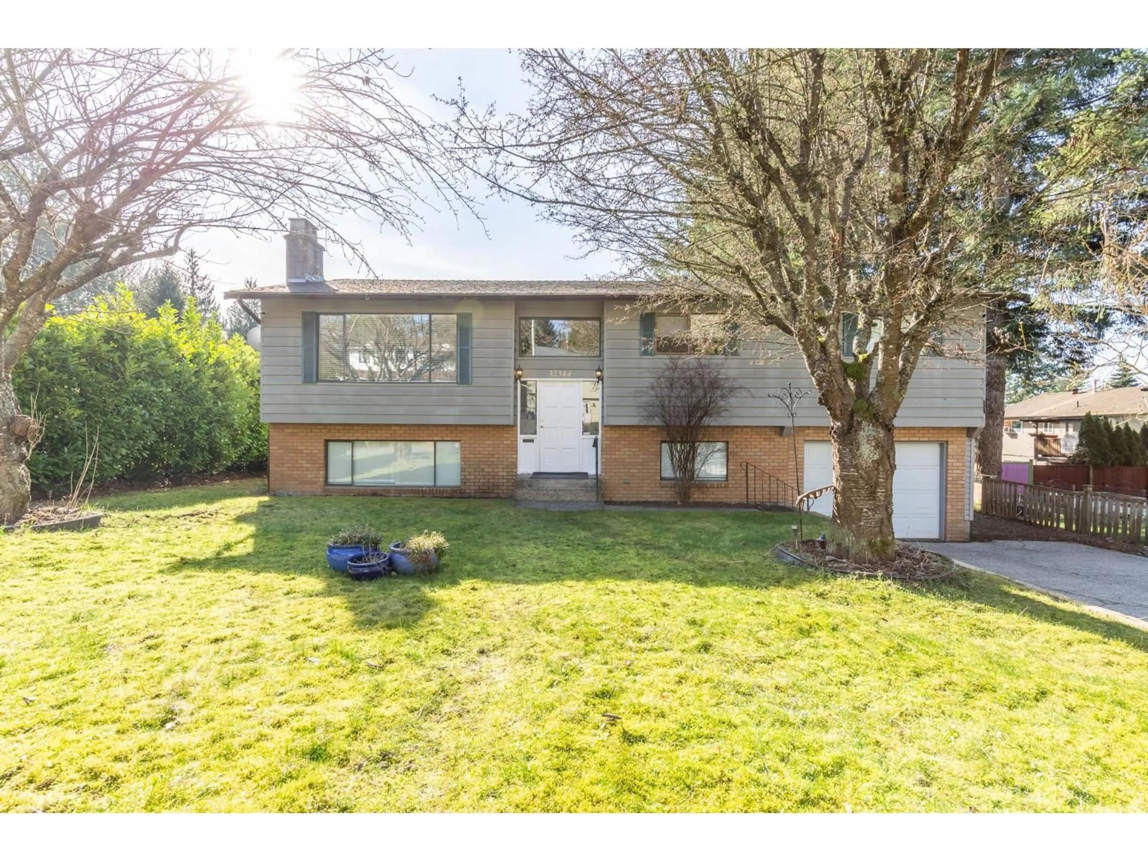 Home with vinyl exterior material, street for 32344 MALLARD PLACE, Mission British Columbia V2V5N8