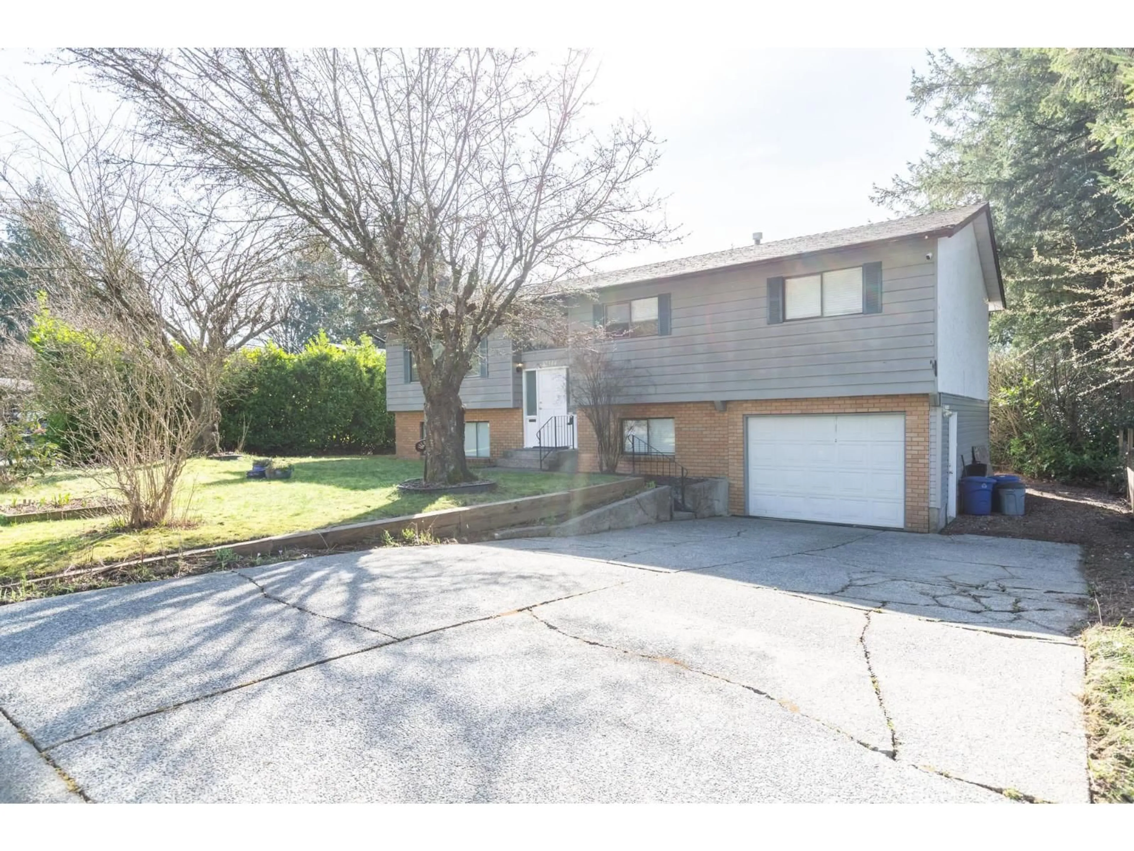 A pic from outside/outdoor area/front of a property/back of a property/a pic from drone, street for 32344 MALLARD PLACE, Mission British Columbia V2V5N8