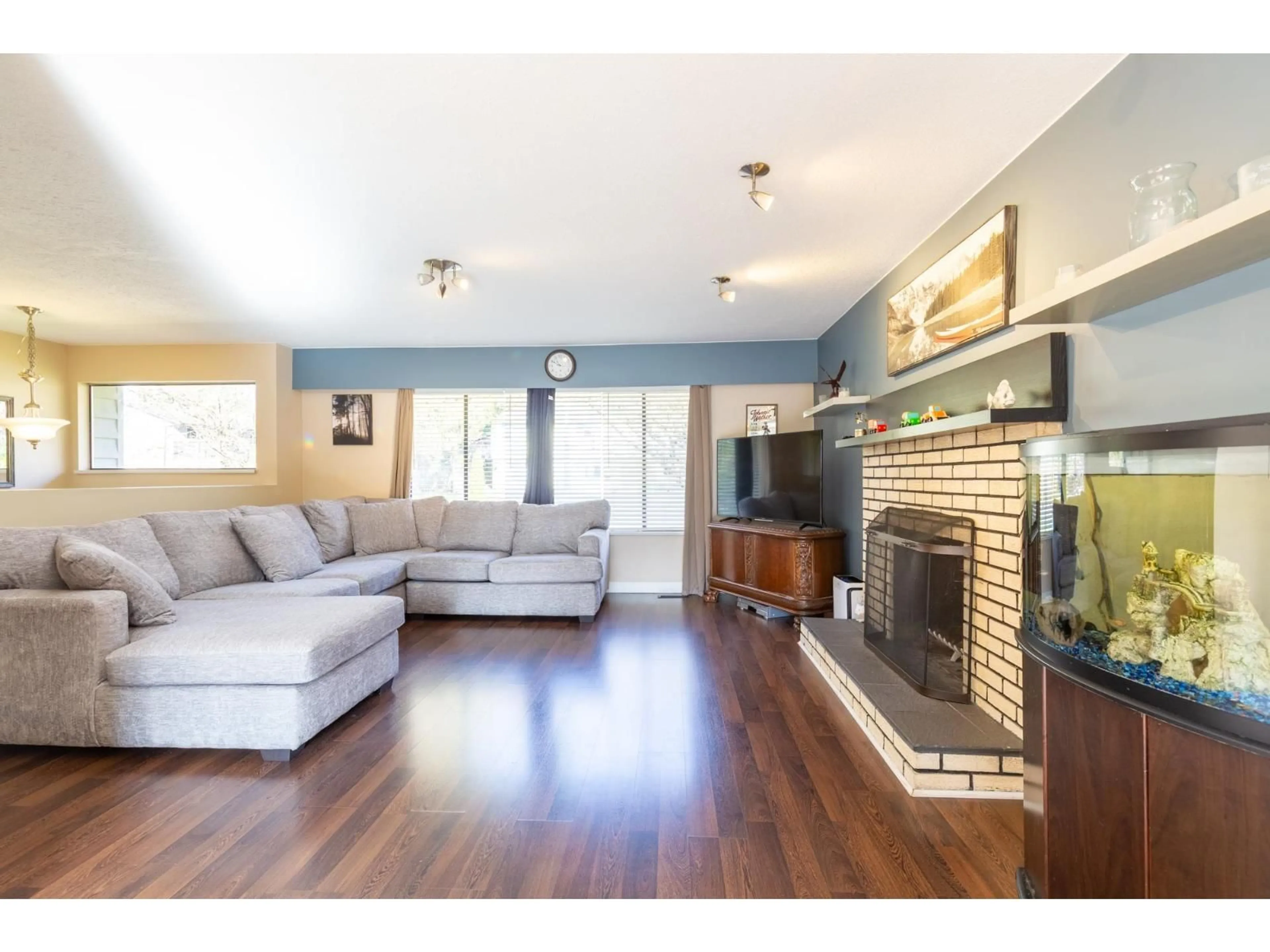 Living room with furniture, wood/laminate floor for 32344 MALLARD PLACE, Mission British Columbia V2V5N8