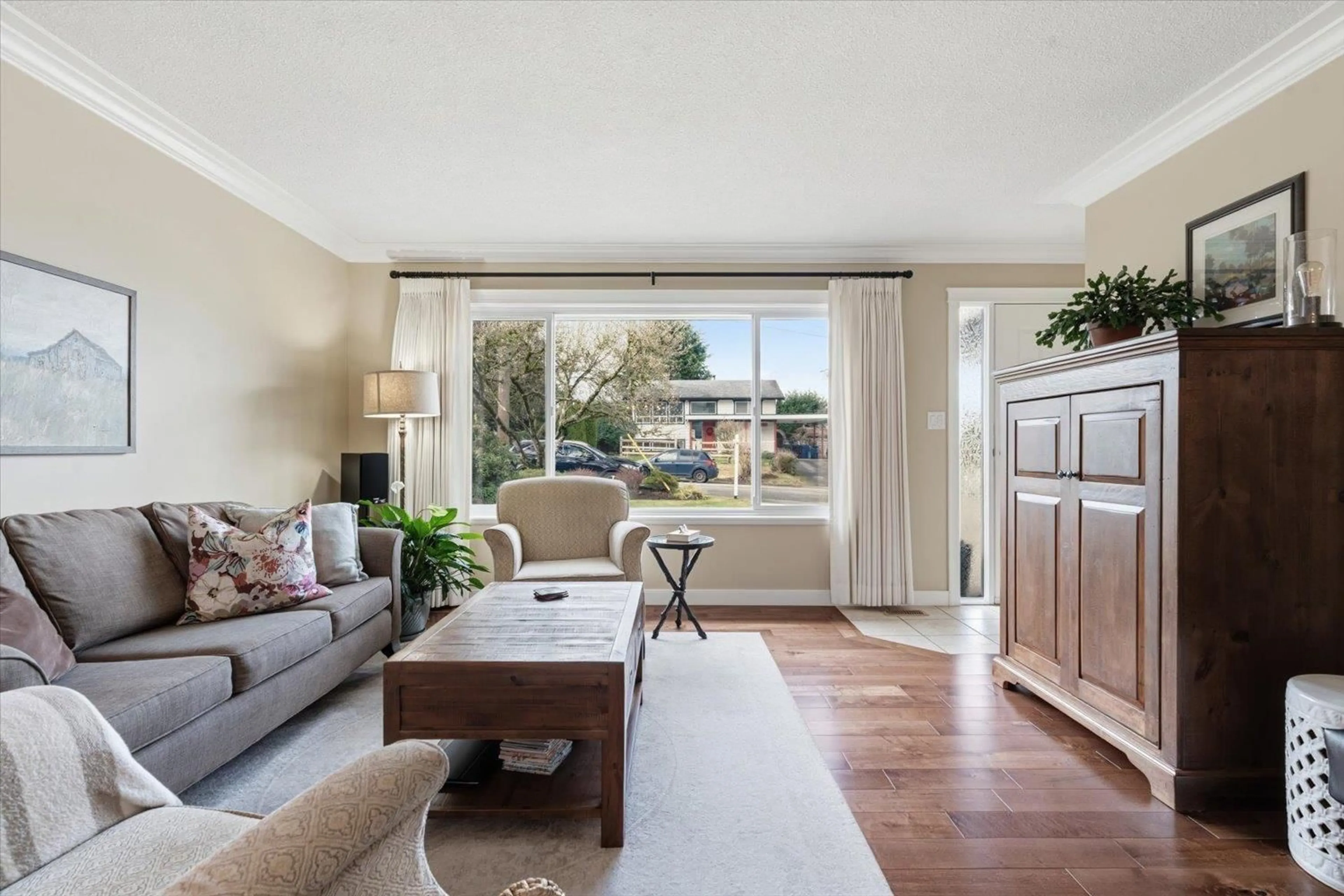 Living room with furniture, unknown for 34566 HURST CRESCENT, Abbotsford British Columbia V2S5B4