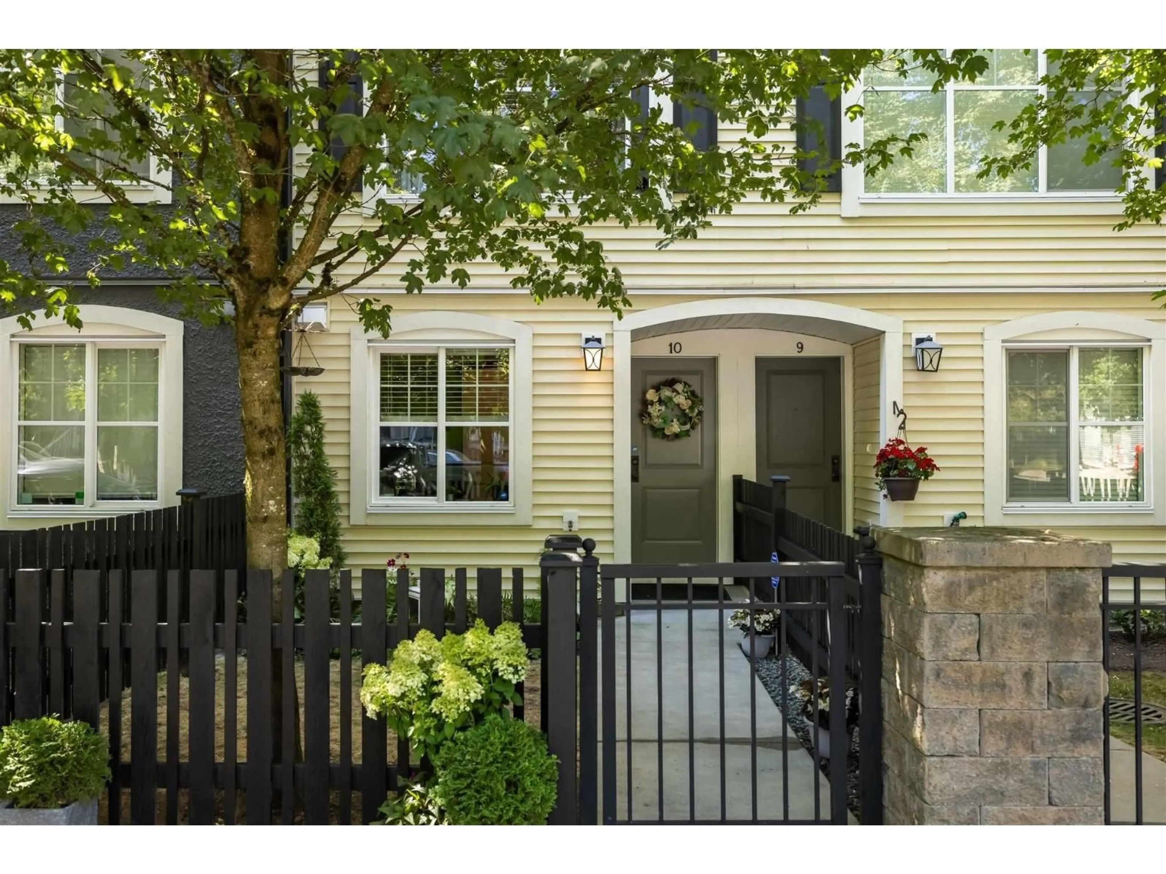 Indoor entryway for 10 - 19180 65 AVENUE, Surrey British Columbia V4N6M5
