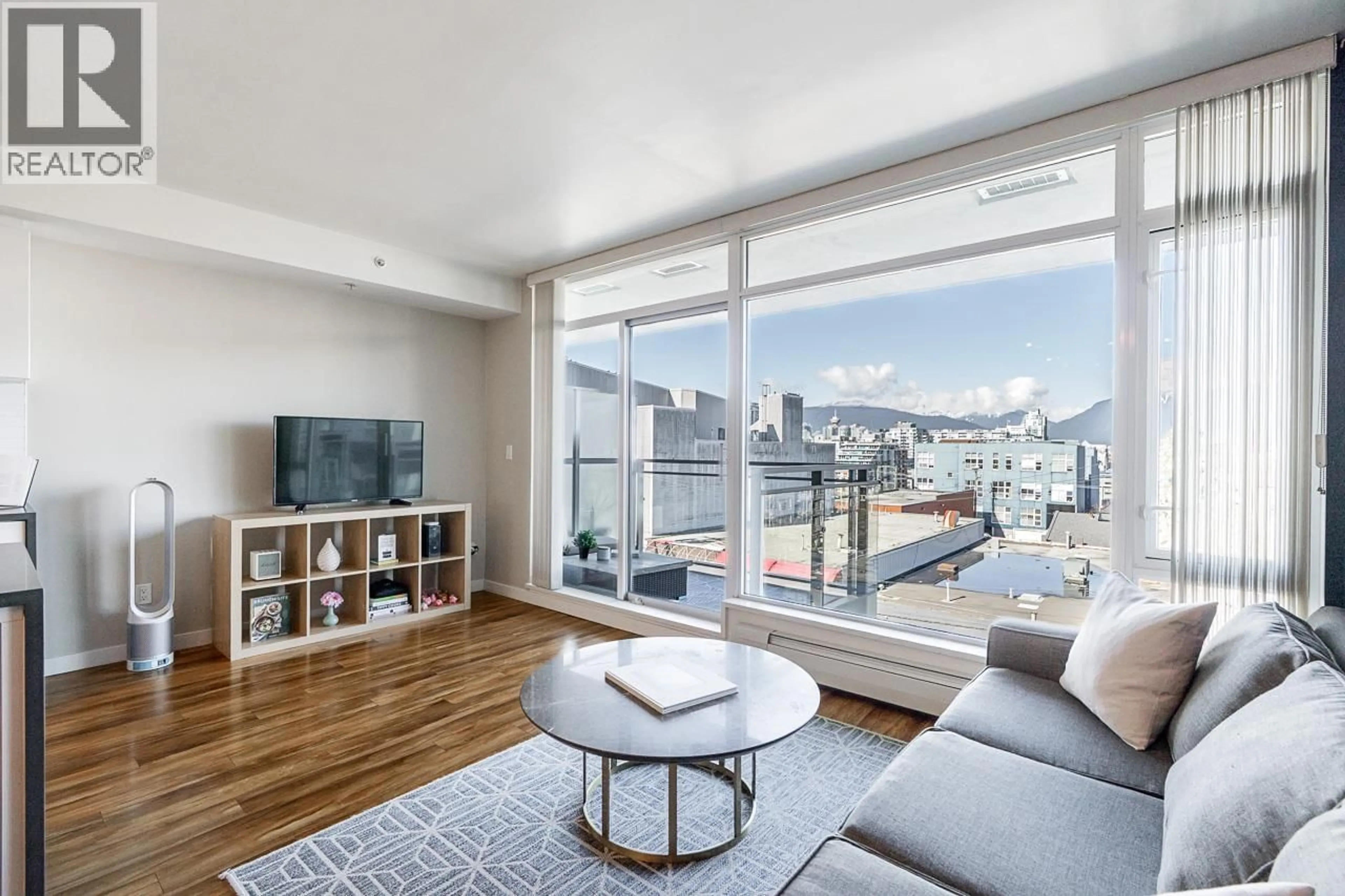 Living room with furniture, wood/laminate floor for 622 - 289 6TH AVENUE, Vancouver British Columbia V5T0E9