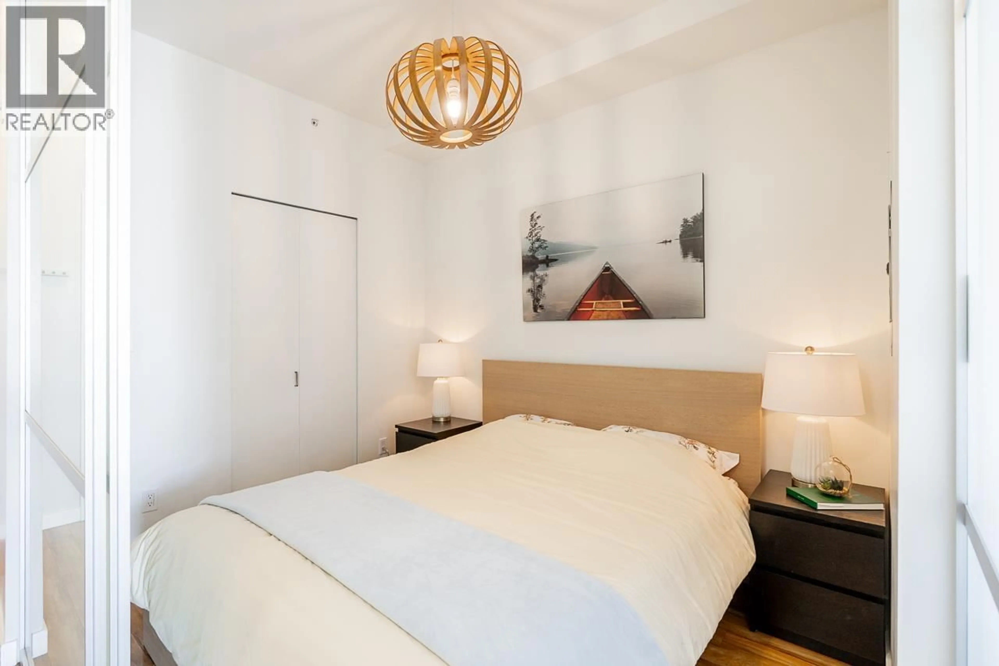 Bedroom with bed, wood/laminate floor for 622 - 289 6TH AVENUE, Vancouver British Columbia V5T0E9