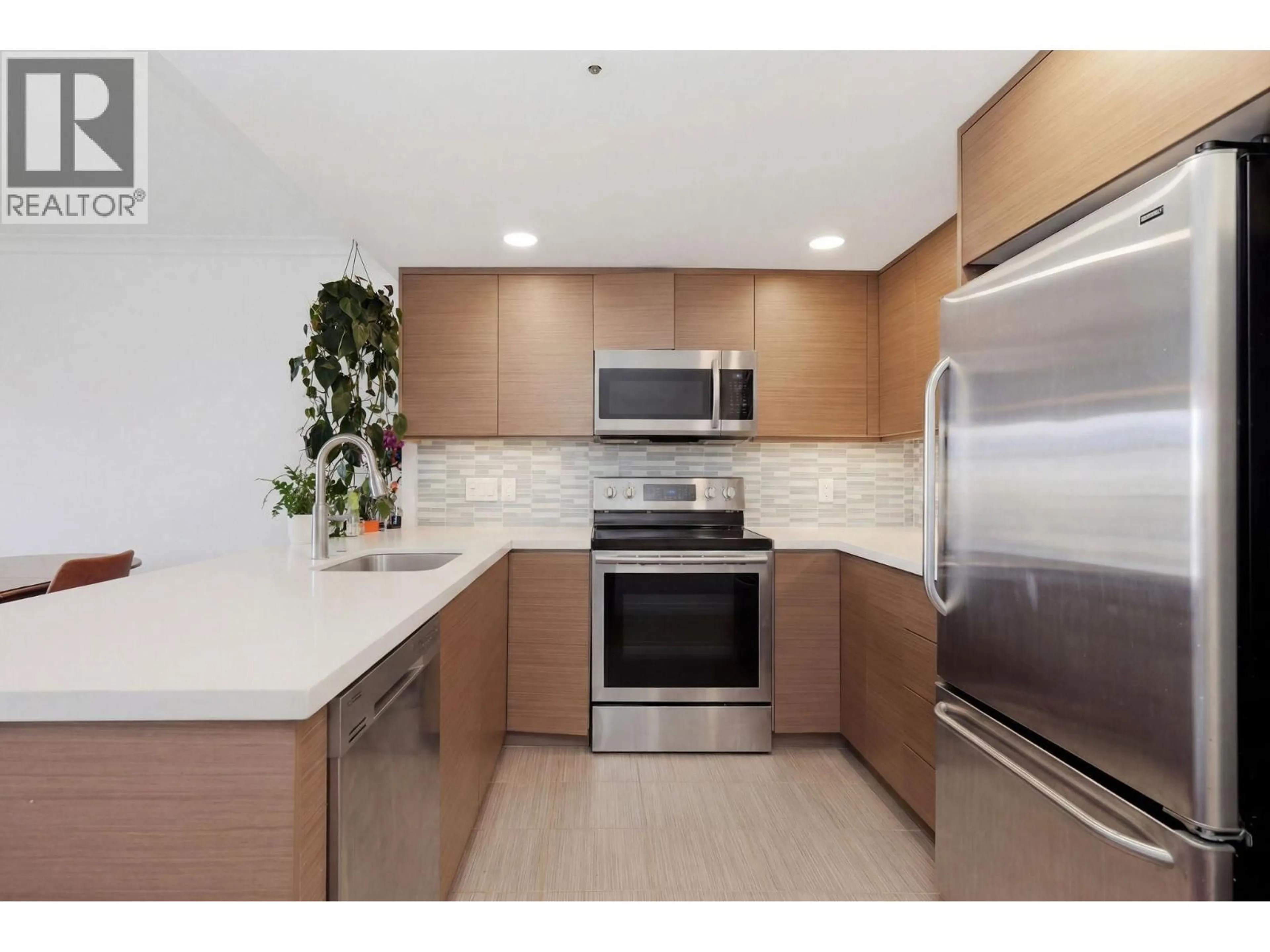 Standard kitchen, ceramic/tile floor for 543 - 1515 2ND AVENUE, Vancouver British Columbia V6J5C5