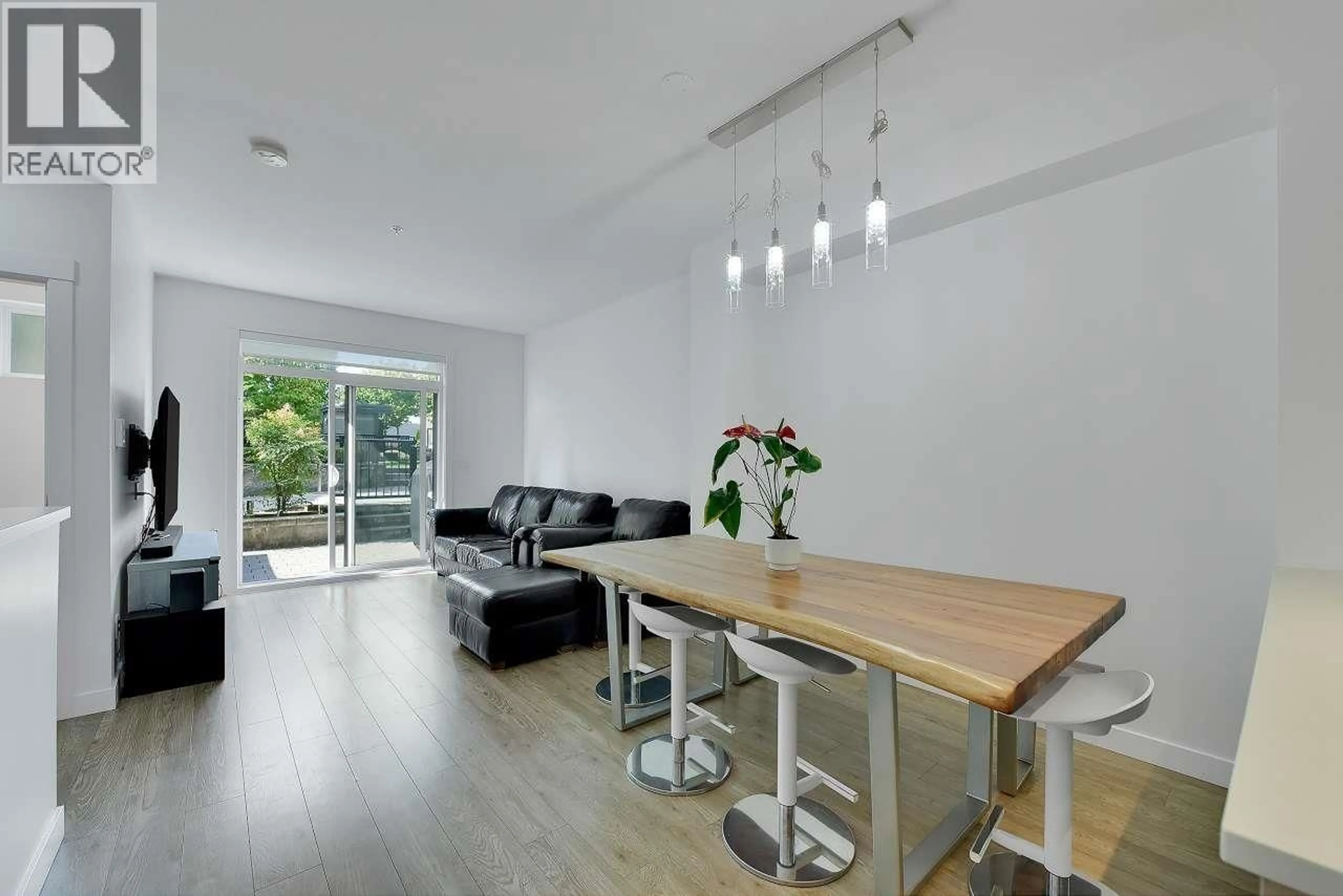 Unknown for 6 - 7039 MACPHERSON AVENUE, Burnaby British Columbia V5J4N4