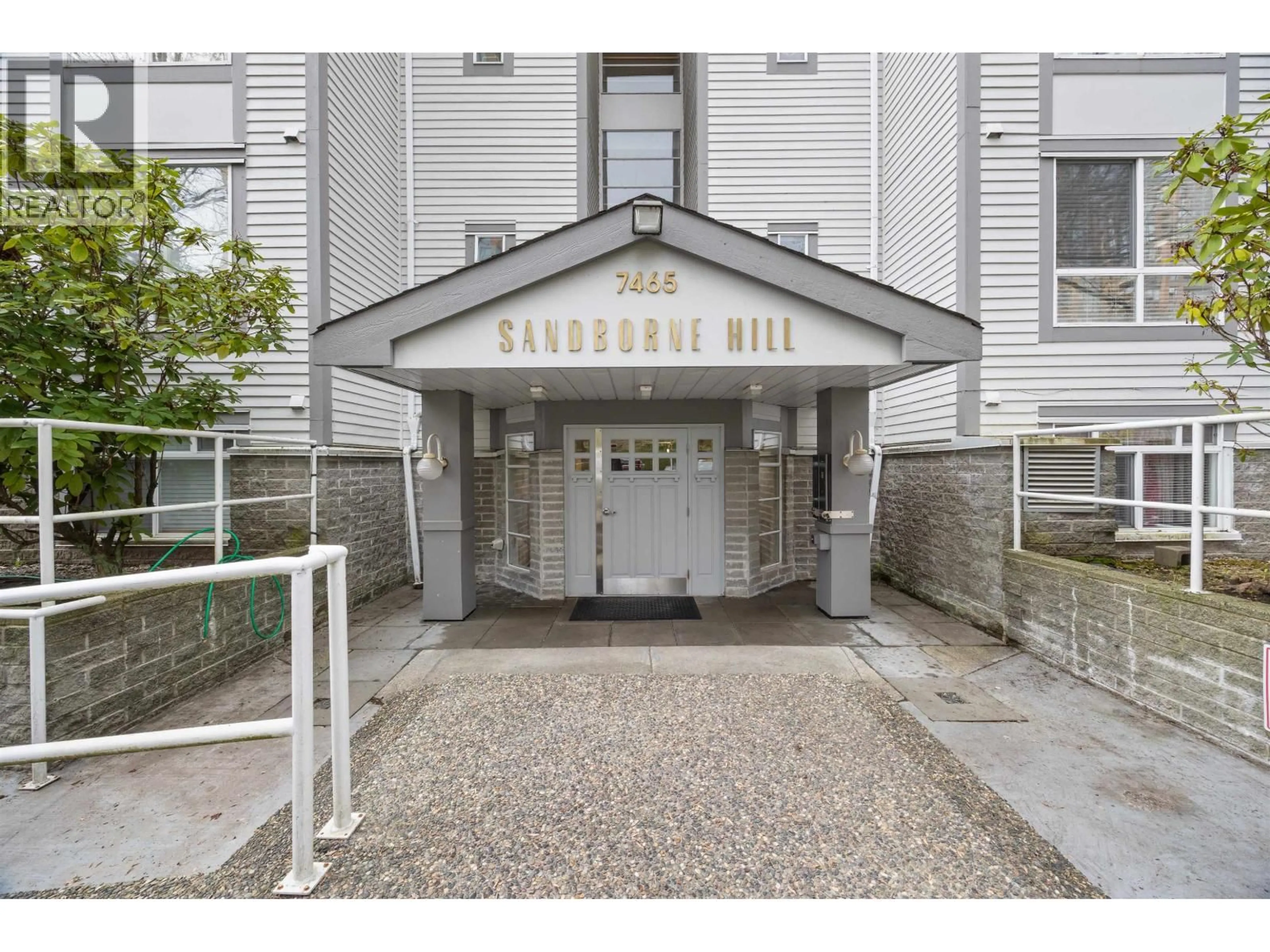 Indoor foyer for 205 - 7465 SANDBORNE AVENUE, Burnaby British Columbia V3N4W7