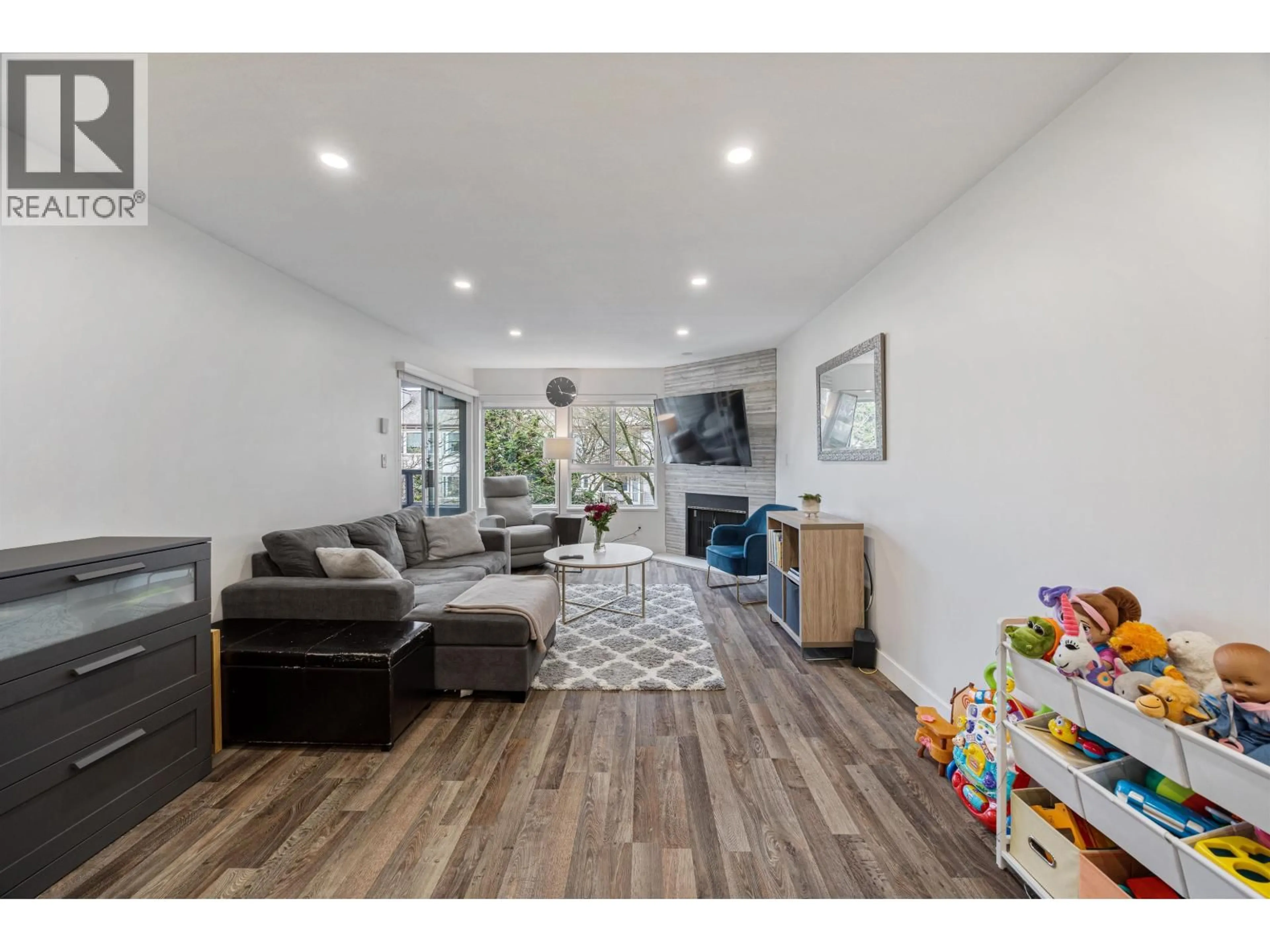 Living room with furniture, unknown for 205 - 7465 SANDBORNE AVENUE, Burnaby British Columbia V3N4W7