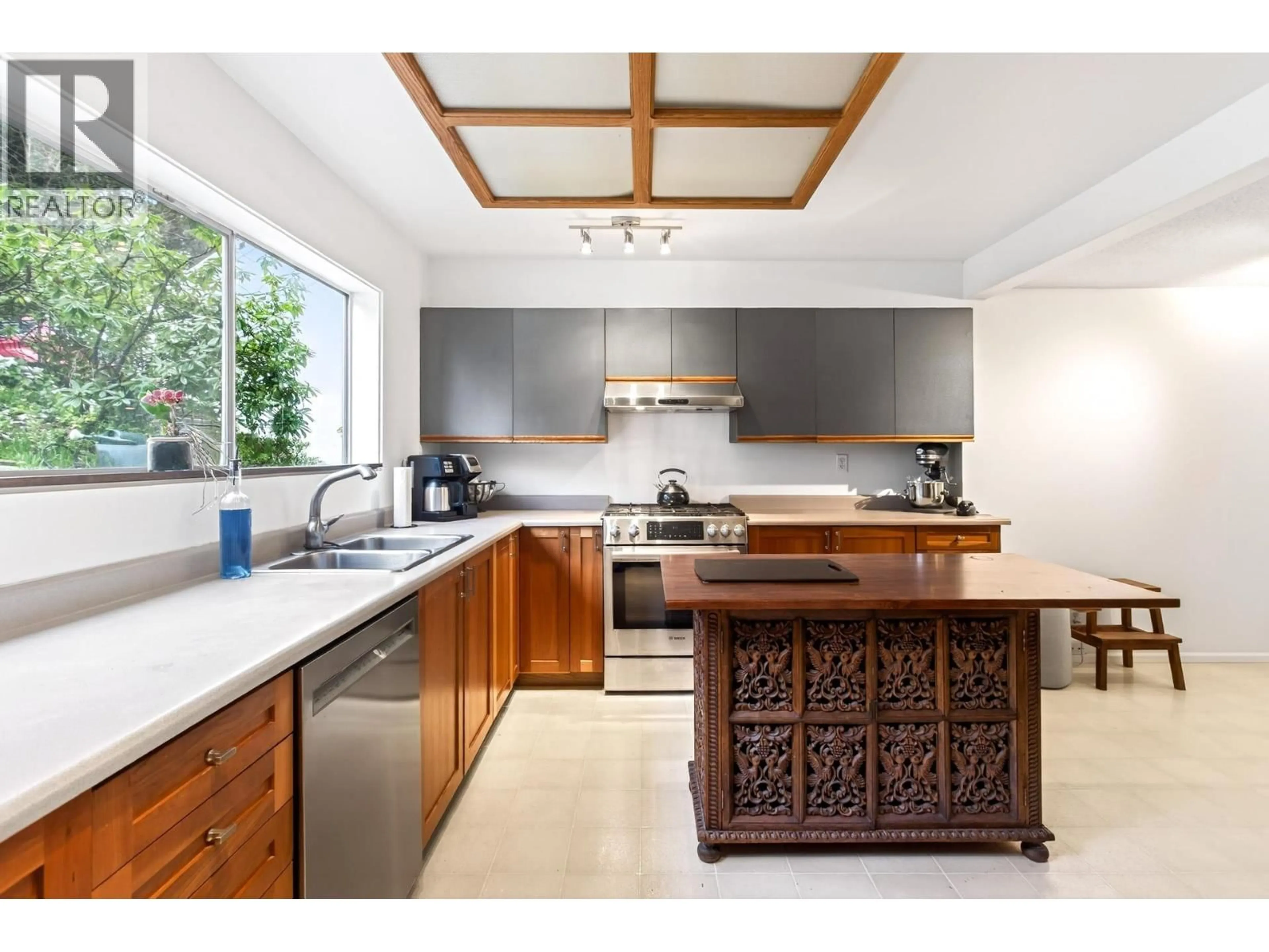 Open concept kitchen, ceramic/tile floor for 1174 CHATEAU PLACE, Port Moody British Columbia V3H1N6