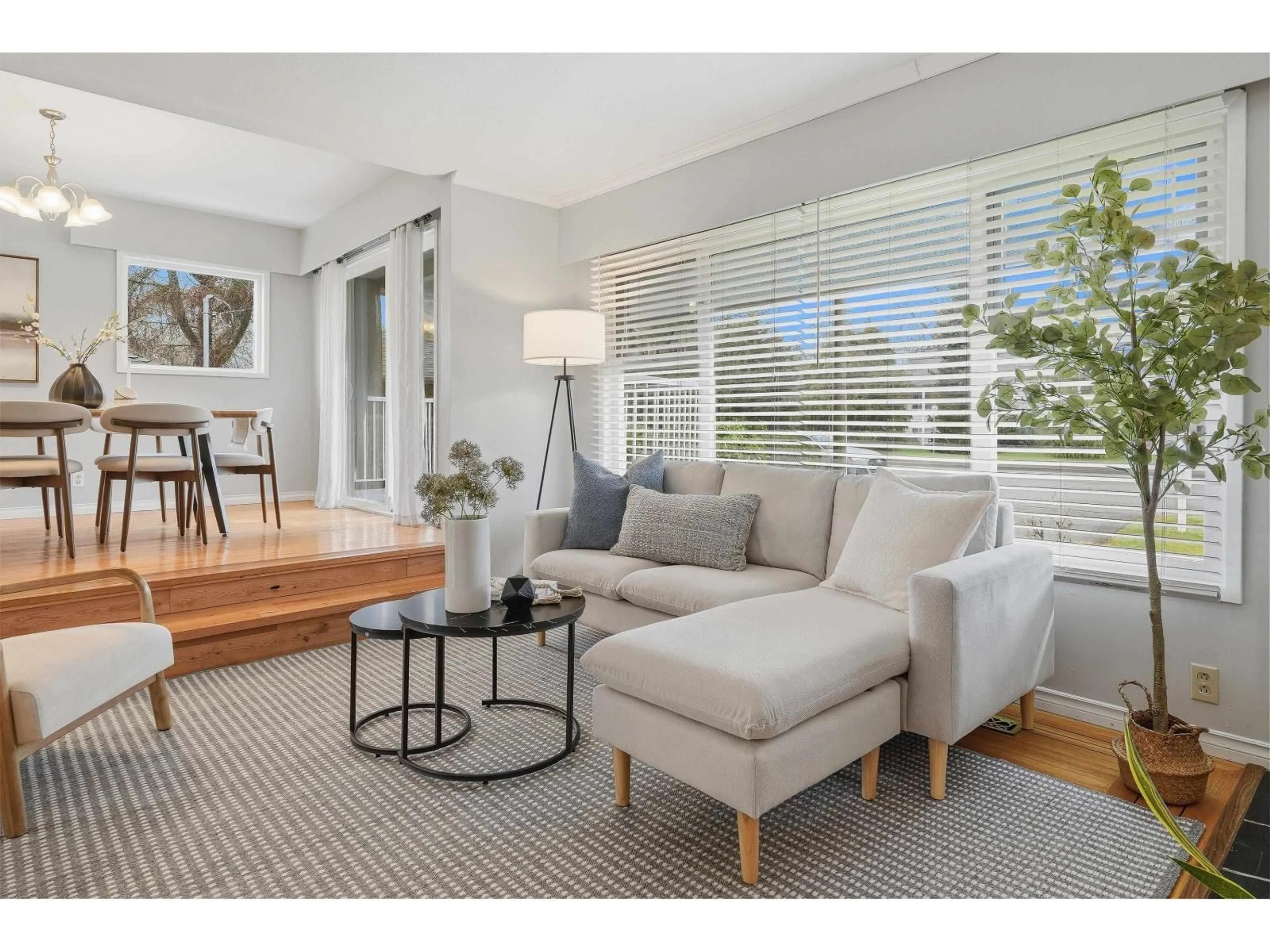 Living room with furniture, wood/laminate floor for 1350 FINLAY STREET, White Rock British Columbia V4B4L2