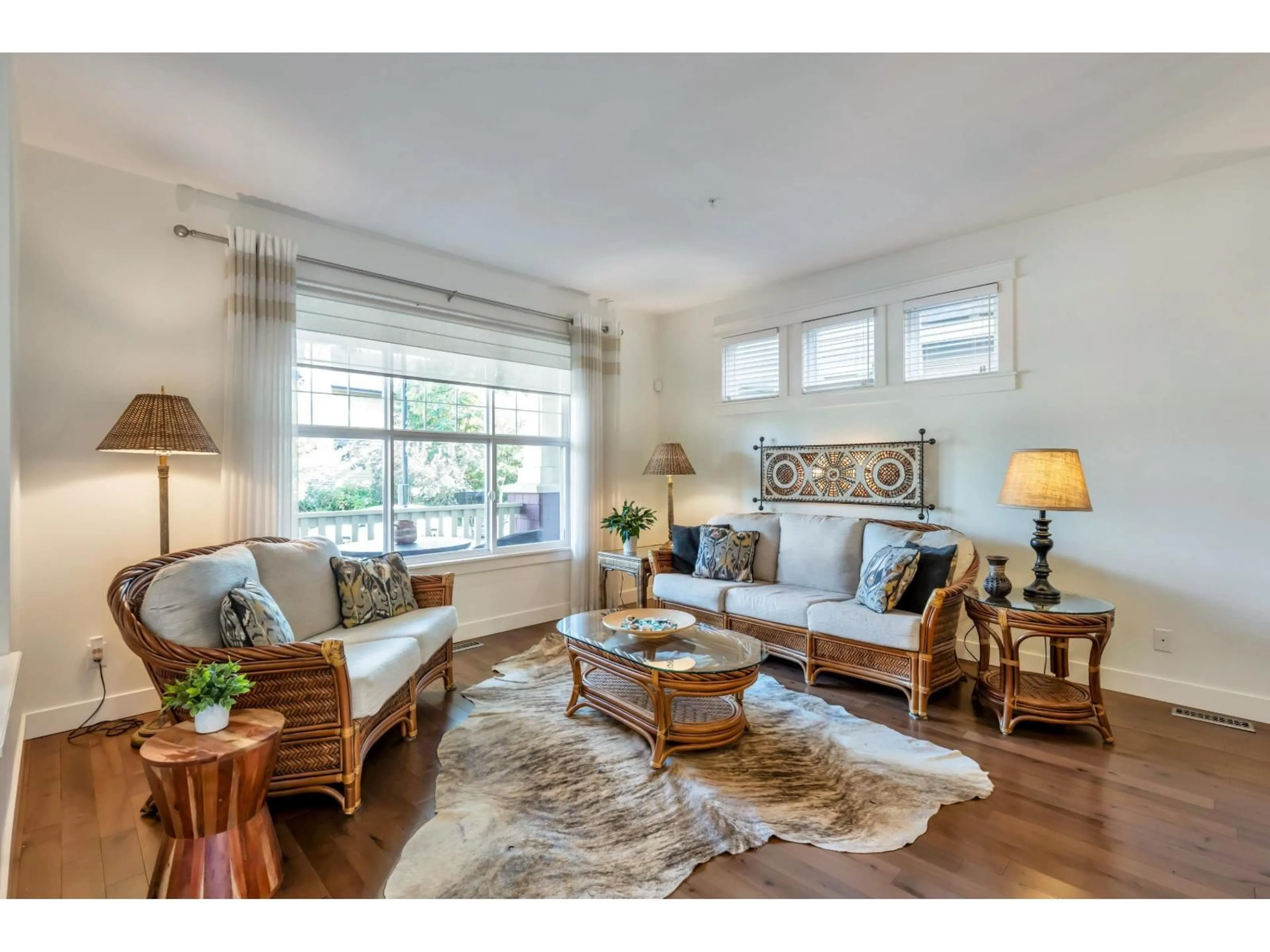 Living room with furniture, wood/laminate floor for 9367 CASIMIR STREET, Langley British Columbia V1M4G2