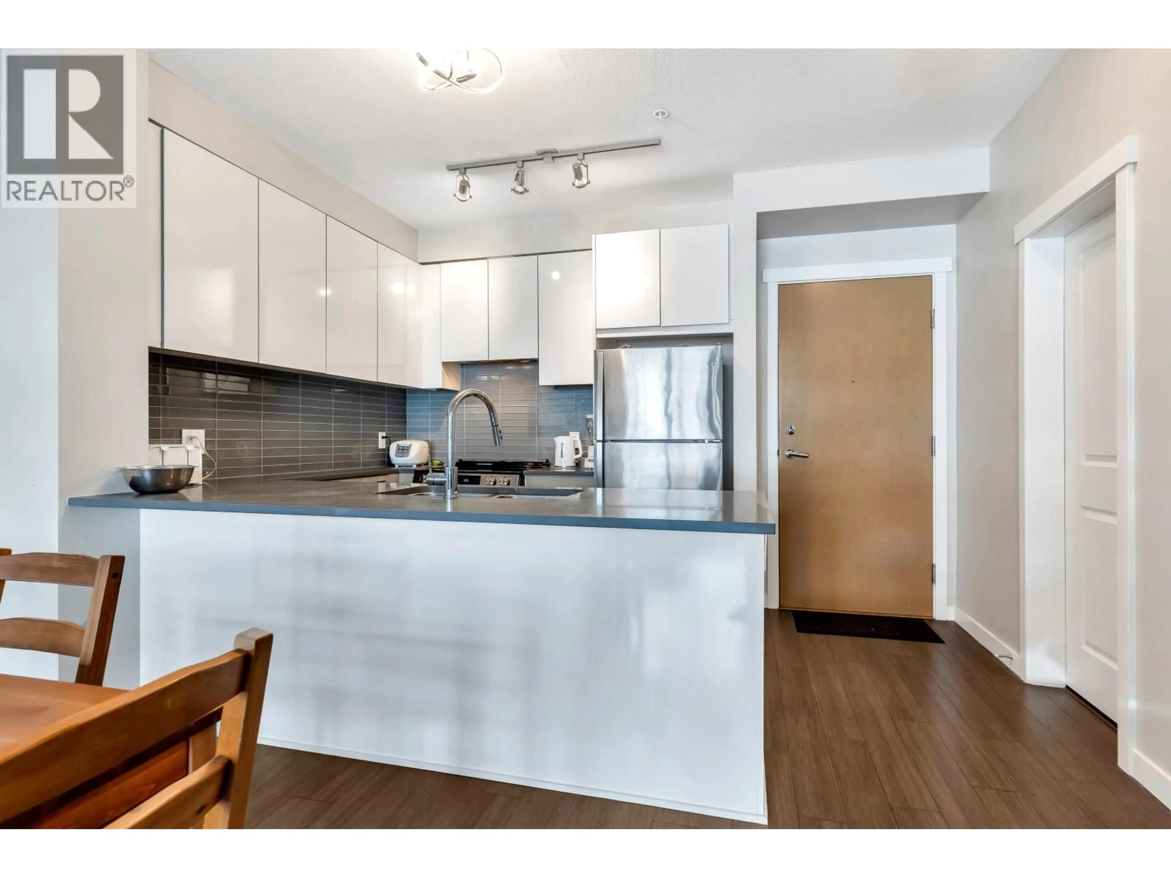 Open concept kitchen, wood/laminate floor for 316 - 9168 SLOPES MEWS, Burnaby British Columbia V5A0E4