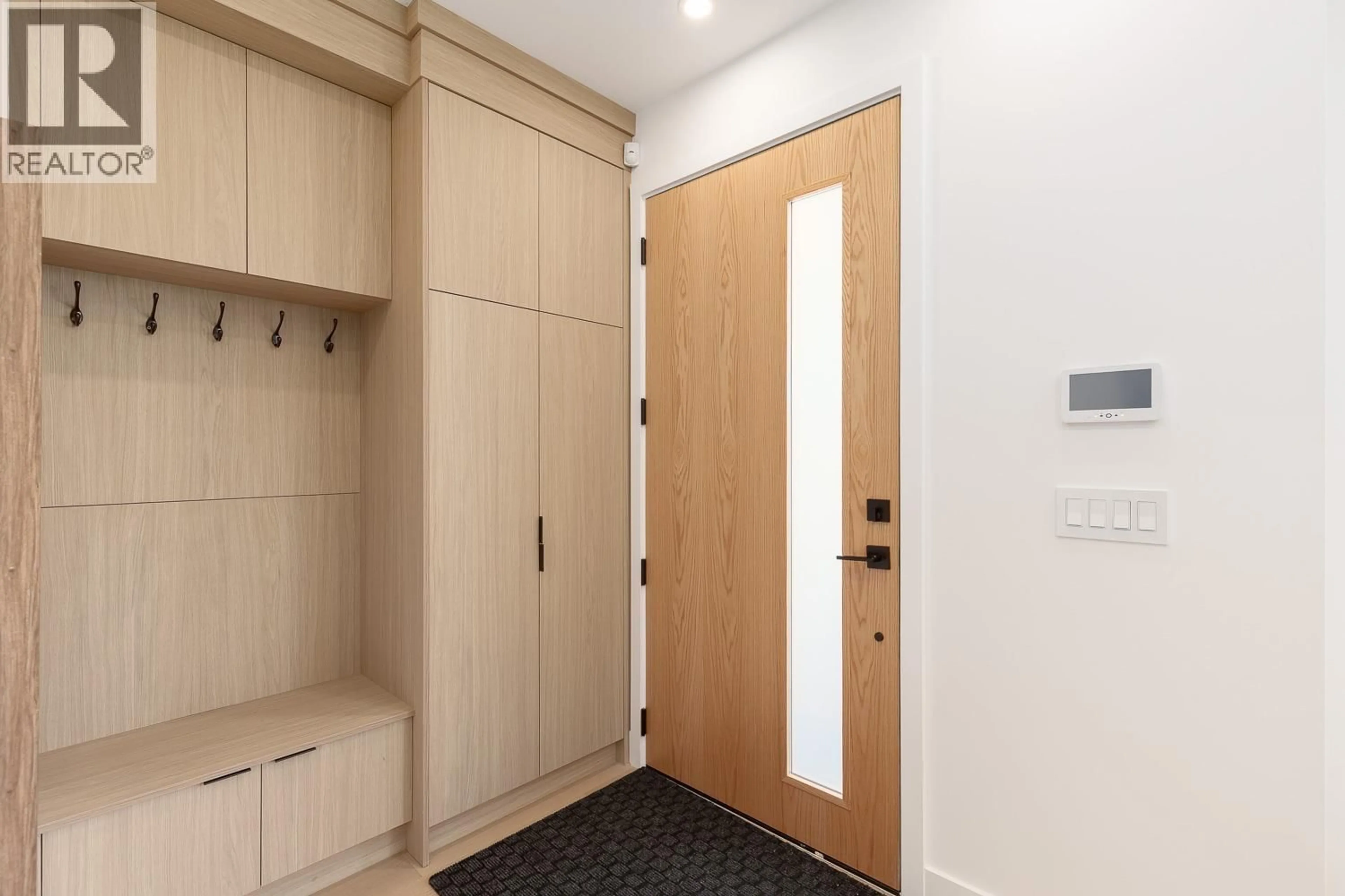 Indoor entryway for 1 - 3536 14TH AVENUE, Vancouver British Columbia V6R2W4