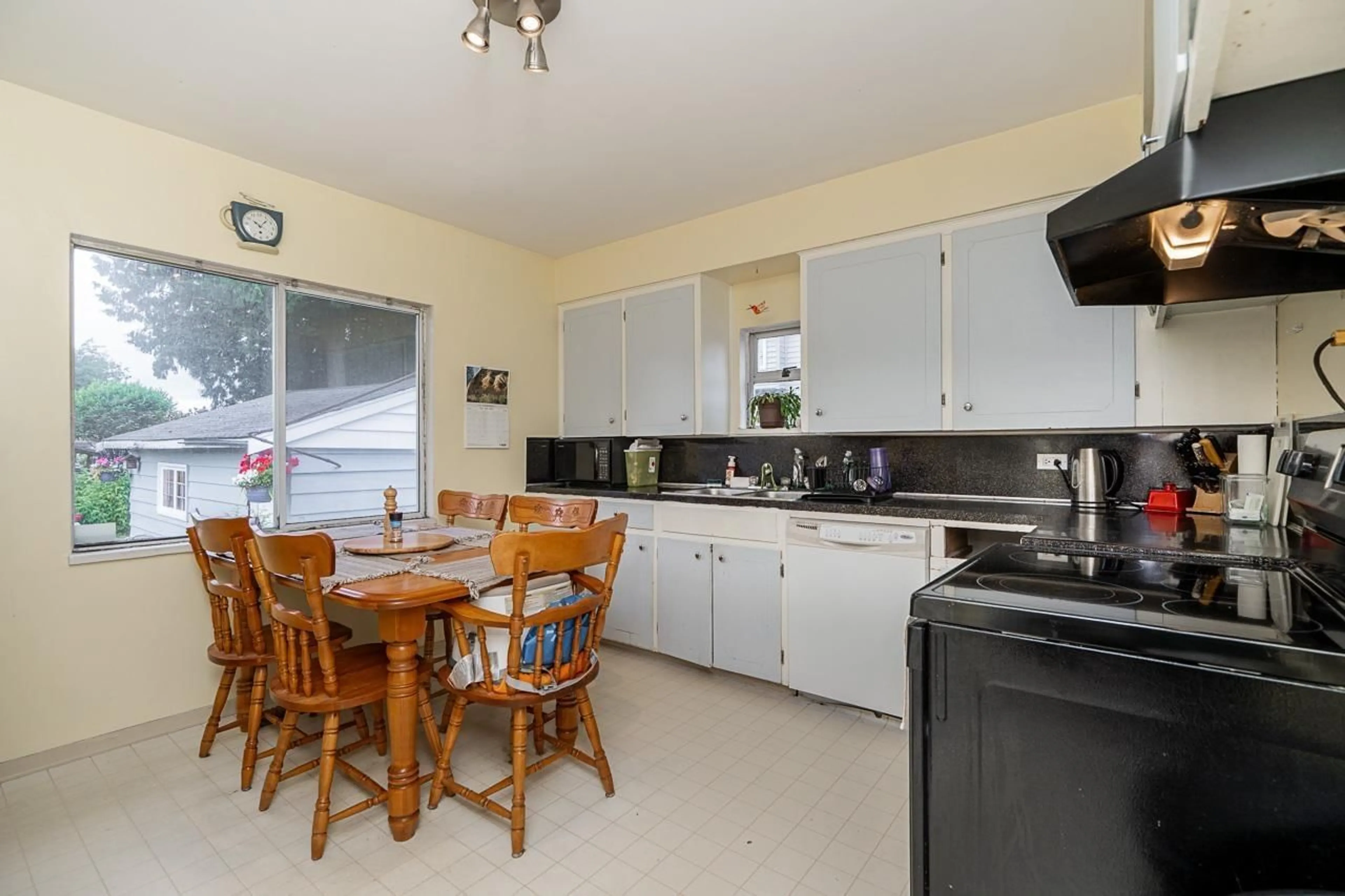 Standard kitchen, ceramic/tile floor for 11031 131A STREET, Surrey British Columbia V3T3S1