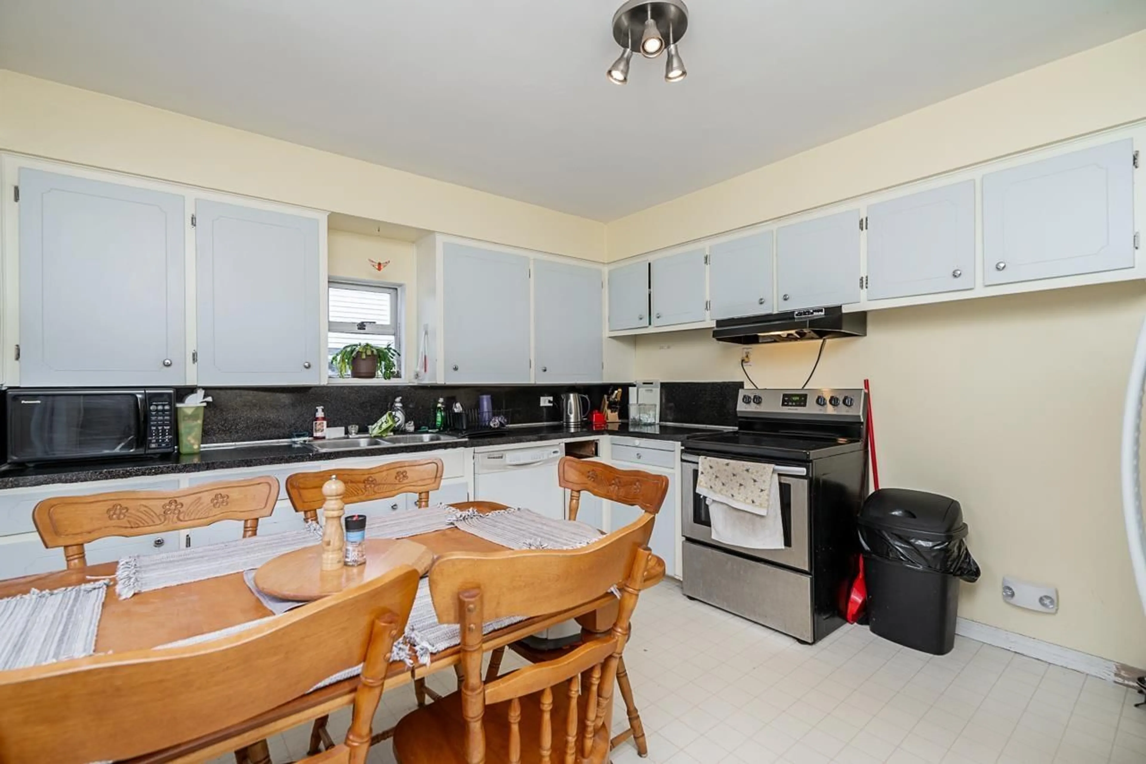 Standard kitchen, ceramic/tile floor for 11031 131A STREET, Surrey British Columbia V3T3S1