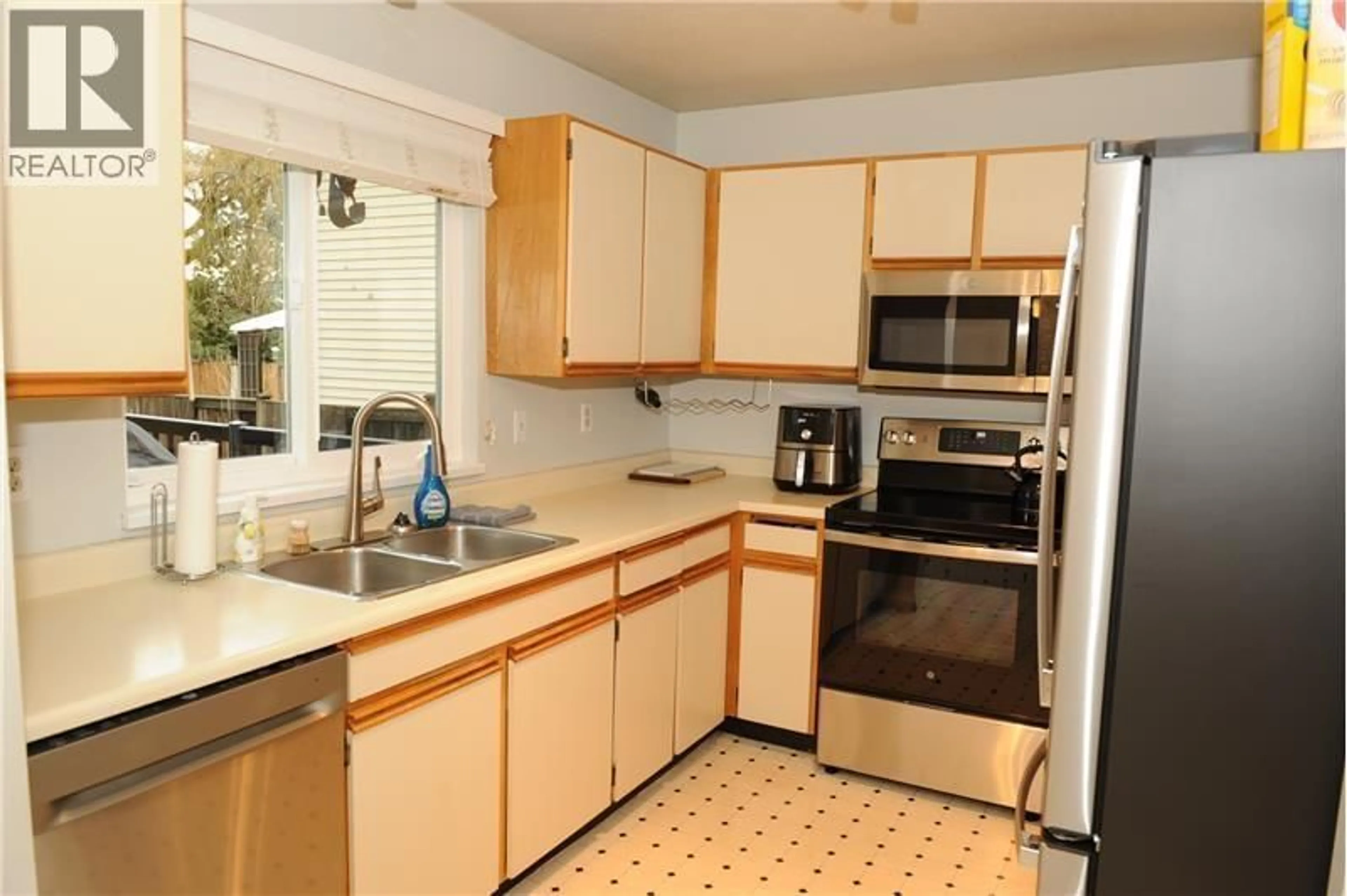 Standard kitchen, ceramic/tile floor for 22130 RIVER BEND, Maple Ridge British Columbia V2X9P3