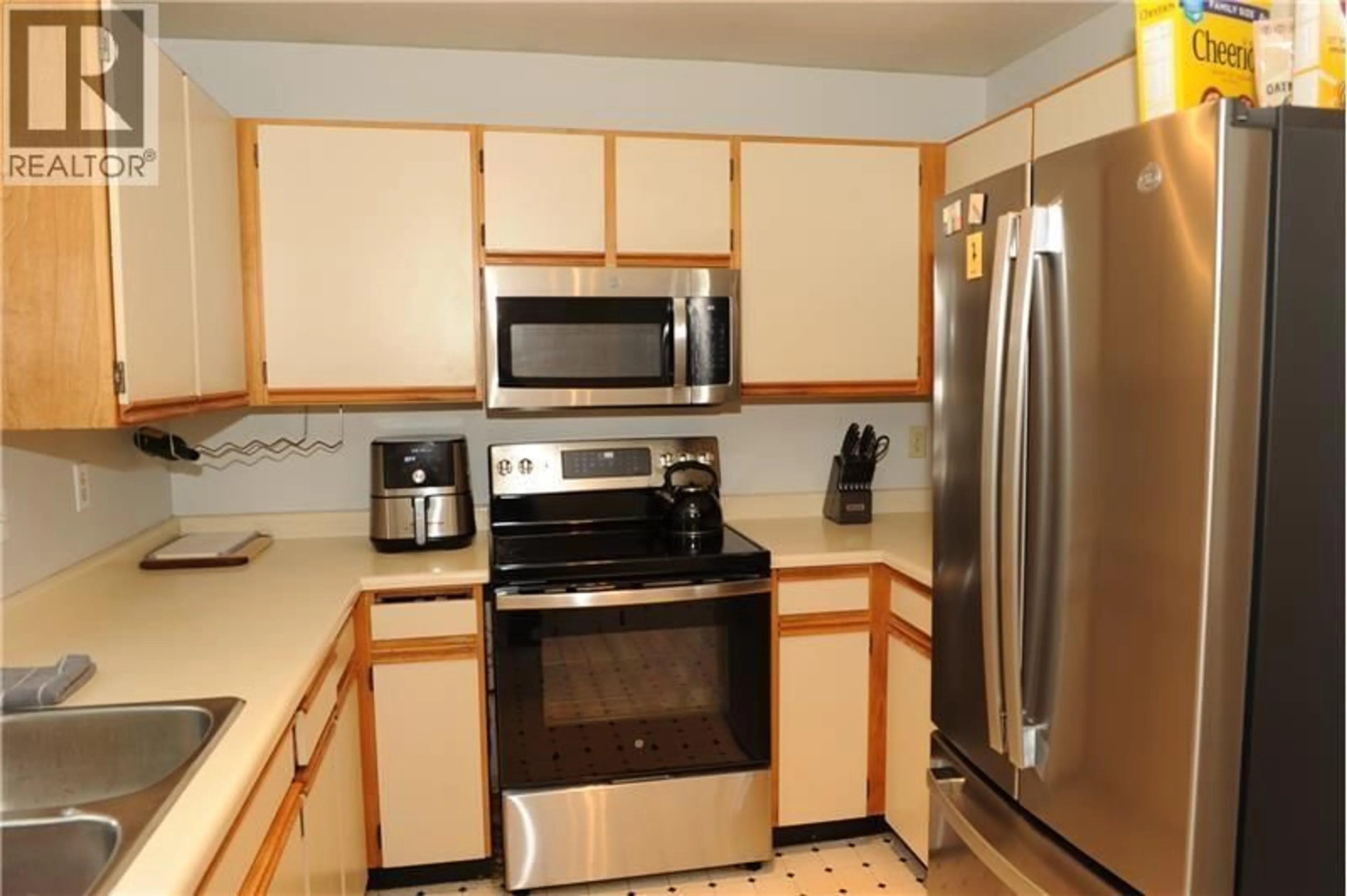 Standard kitchen, ceramic/tile floor for 22130 RIVER BEND, Maple Ridge British Columbia V2X9P3