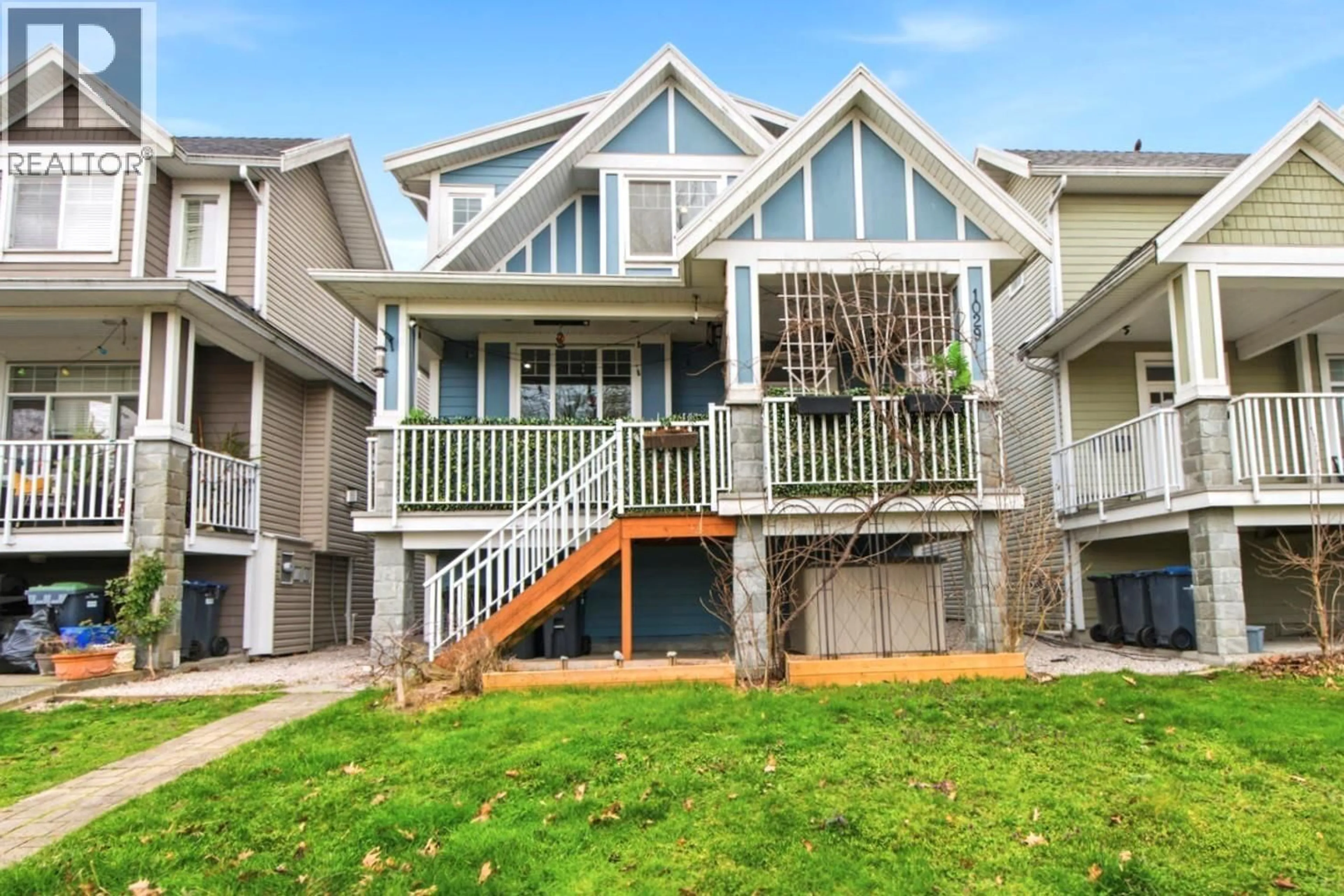 Home with vinyl exterior material, street for 1029 SALTER STREET, New Westminster British Columbia V3M0H5