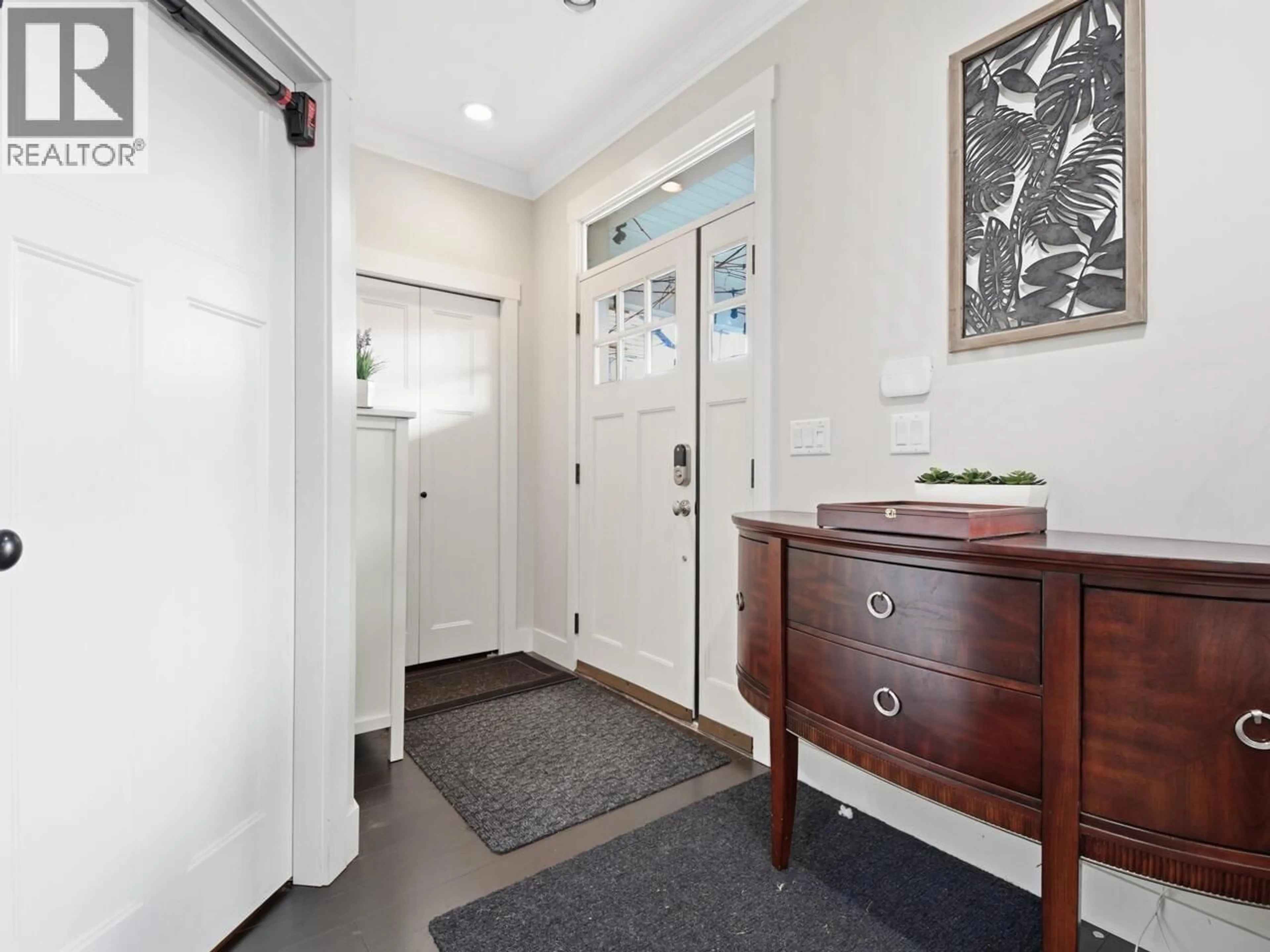 Indoor entryway for 1029 SALTER STREET, New Westminster British Columbia V3M0H5