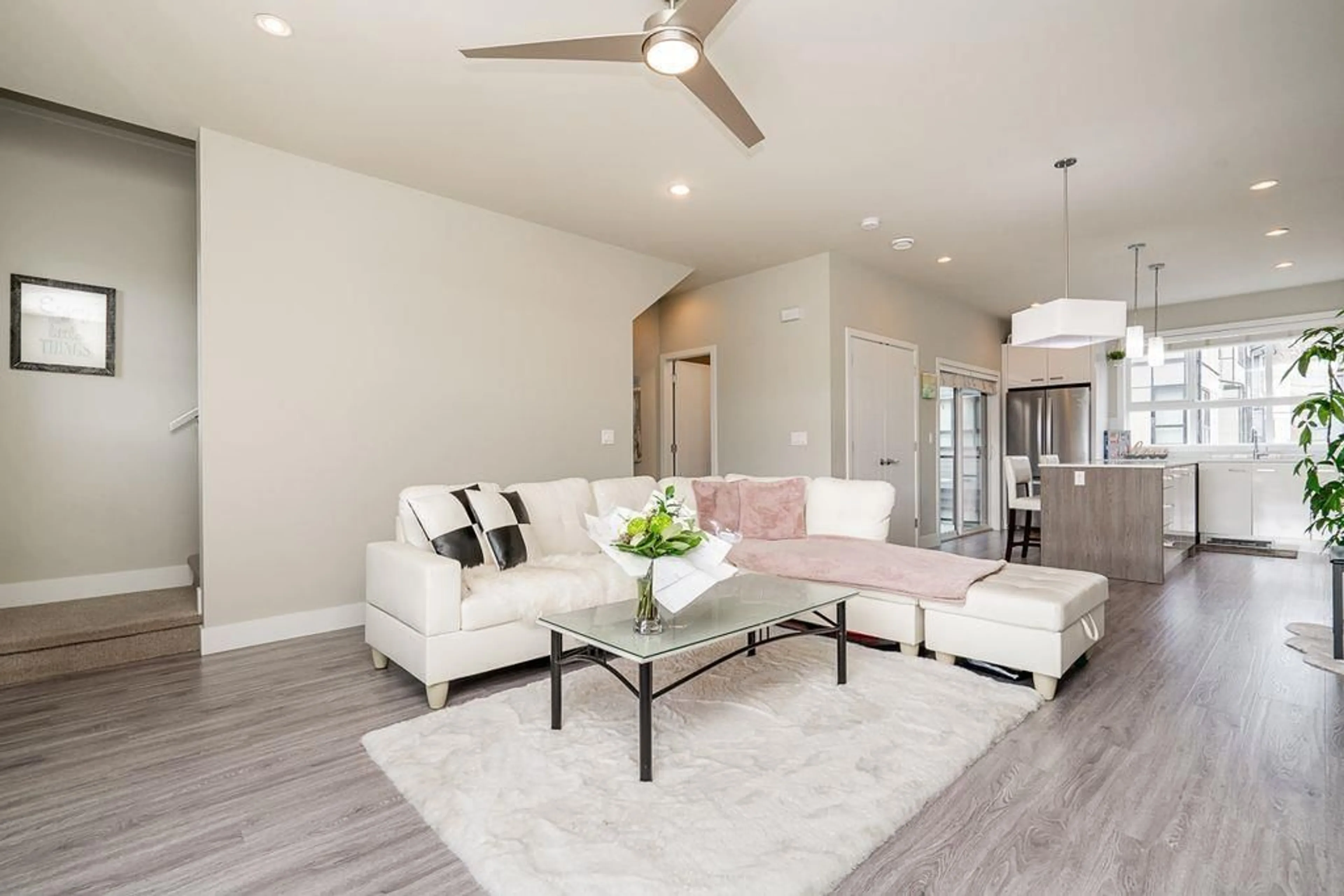 Living room with furniture, wood/laminate floor for 10 - 1938 NORTH PARALLEL ROAD, Abbotsford British Columbia V3G0H1