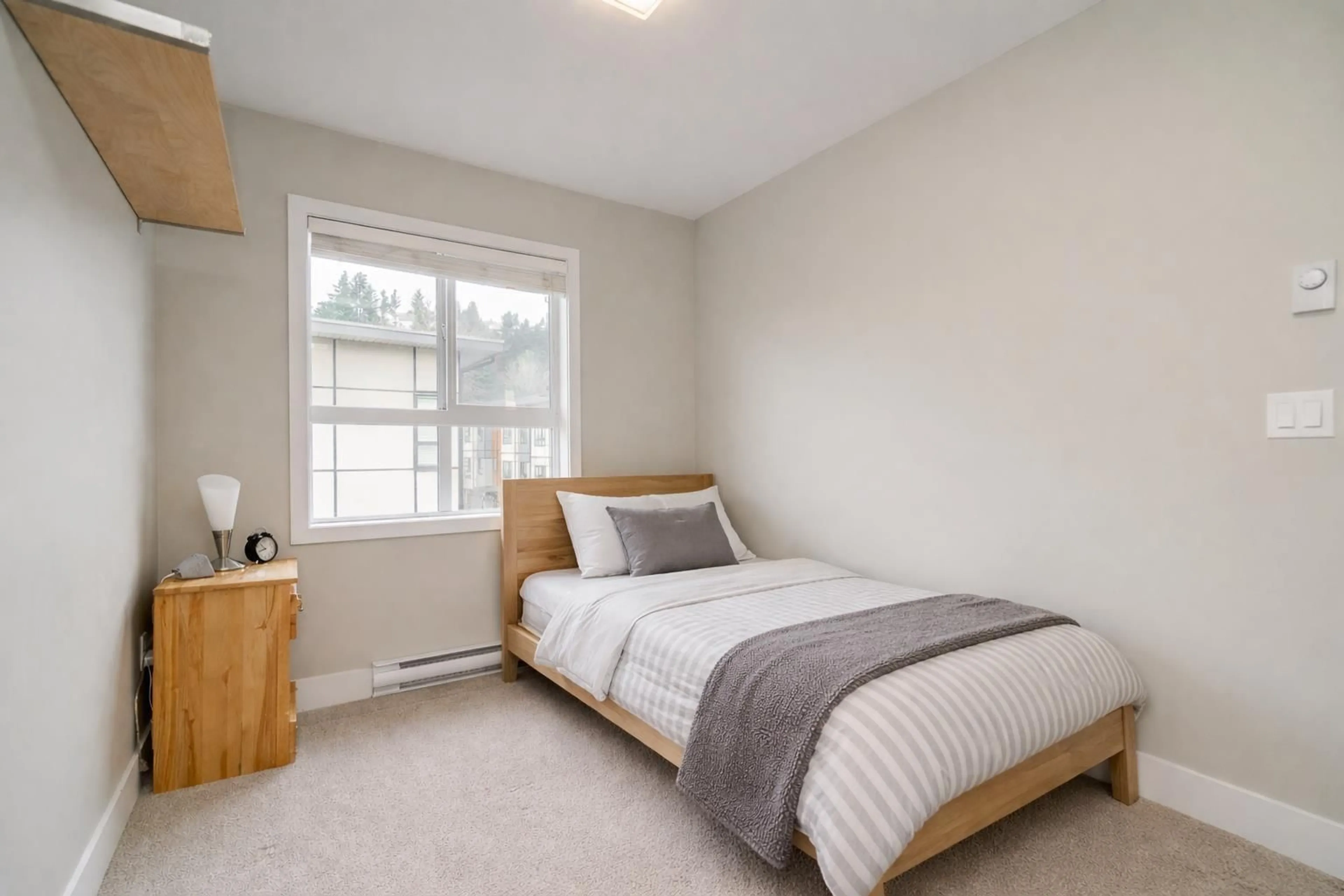 Bedroom with bed, unknown for 10 - 1938 NORTH PARALLEL ROAD, Abbotsford British Columbia V3G0H1