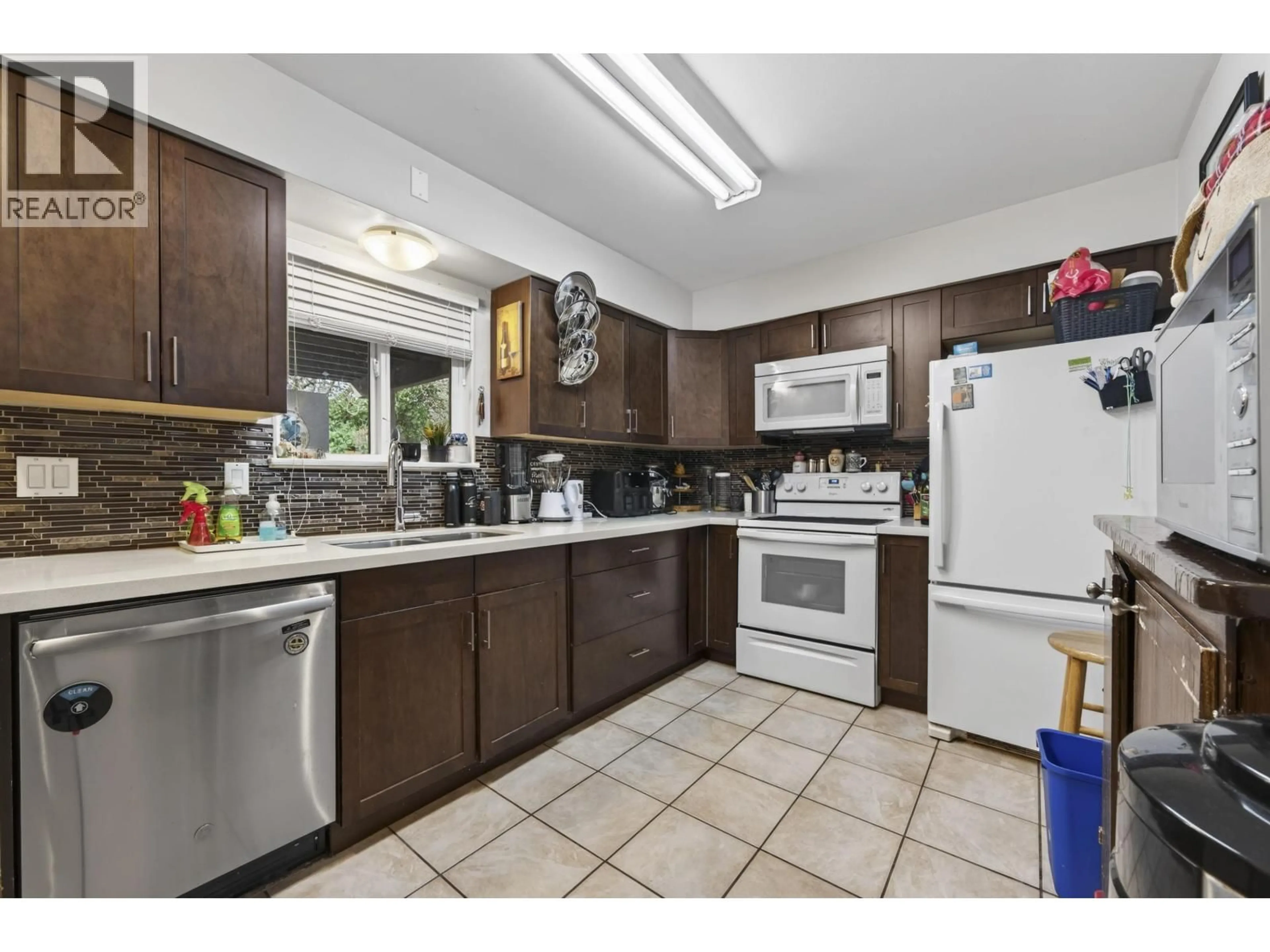 Standard kitchen, ceramic/tile floor for 21468 MAYO PLACE, Maple Ridge British Columbia V2X2K9