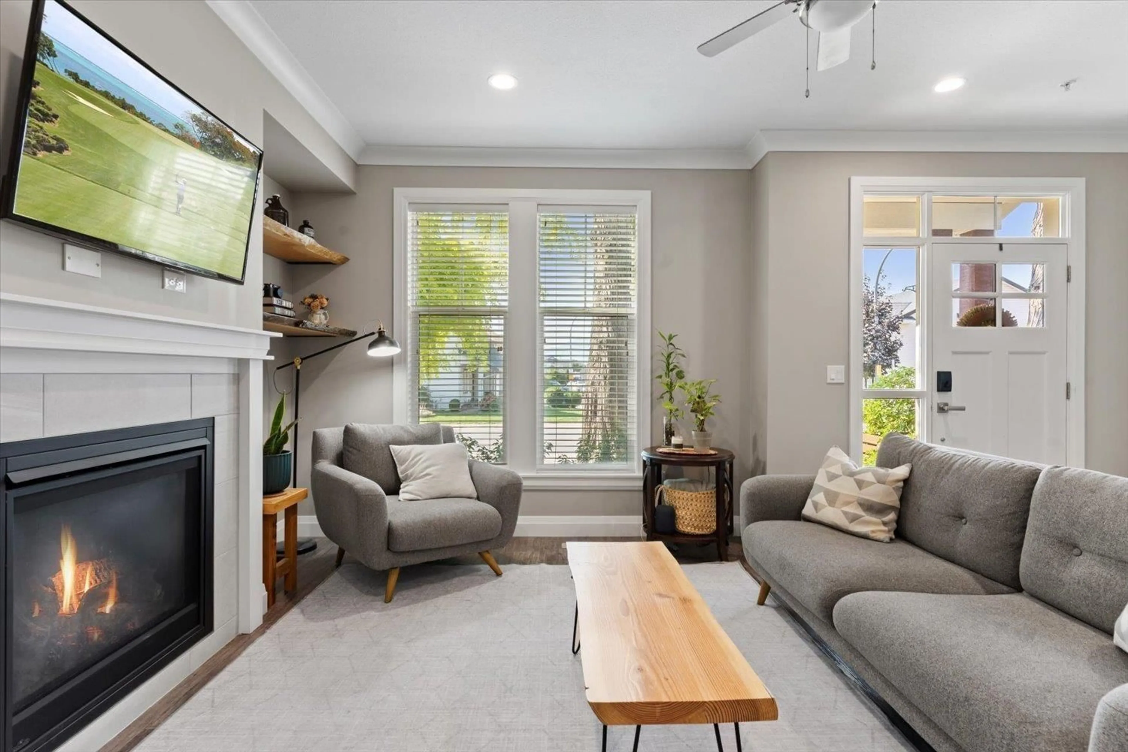 Living room with furniture, unknown for 5408 PEACH ROAD, Chilliwack British Columbia V2R0Z6