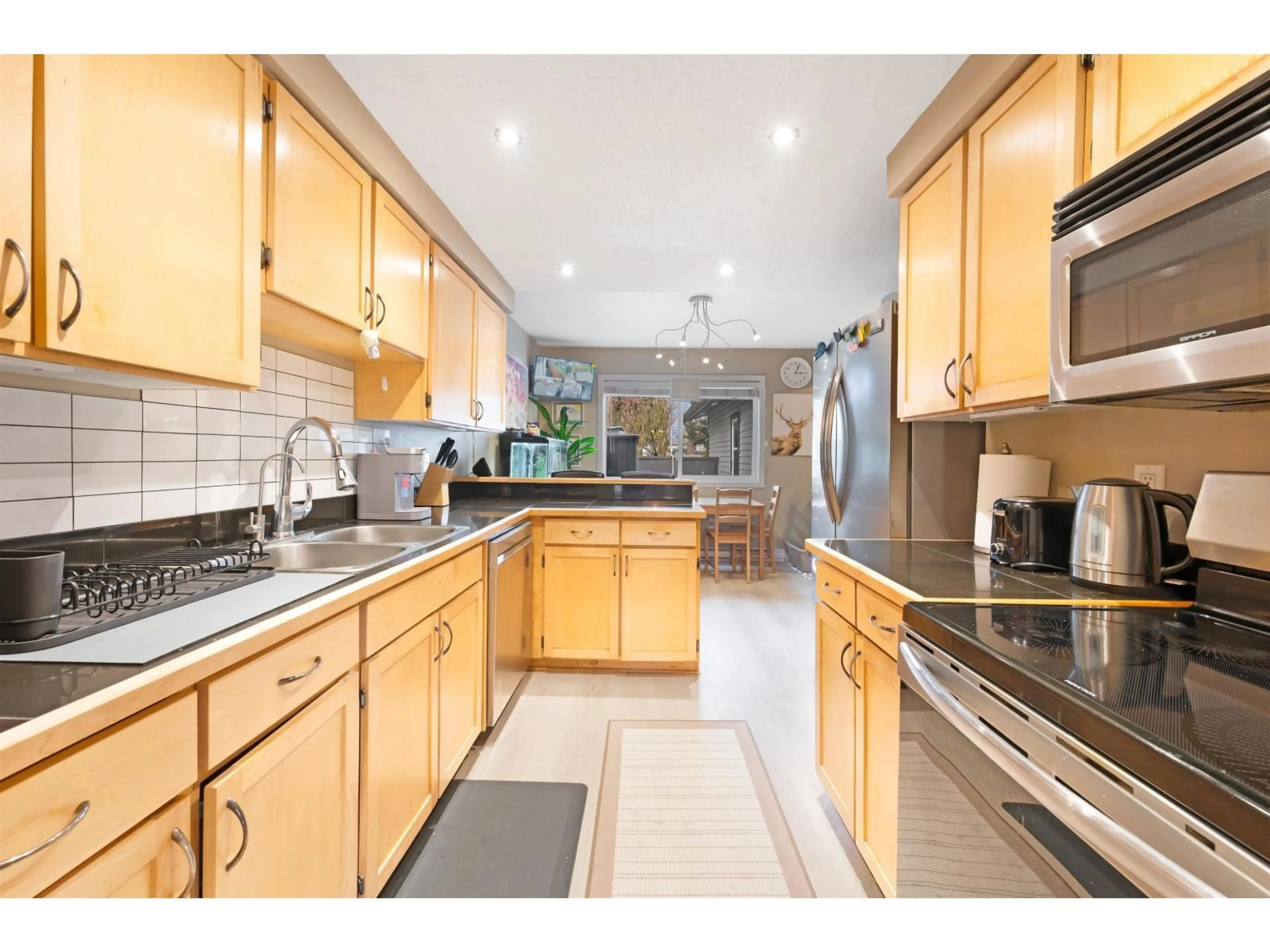 Open concept kitchen, ceramic/tile floor for 30 - 46689 FIRST AVENUE, Chilliwack British Columbia V2P1X5