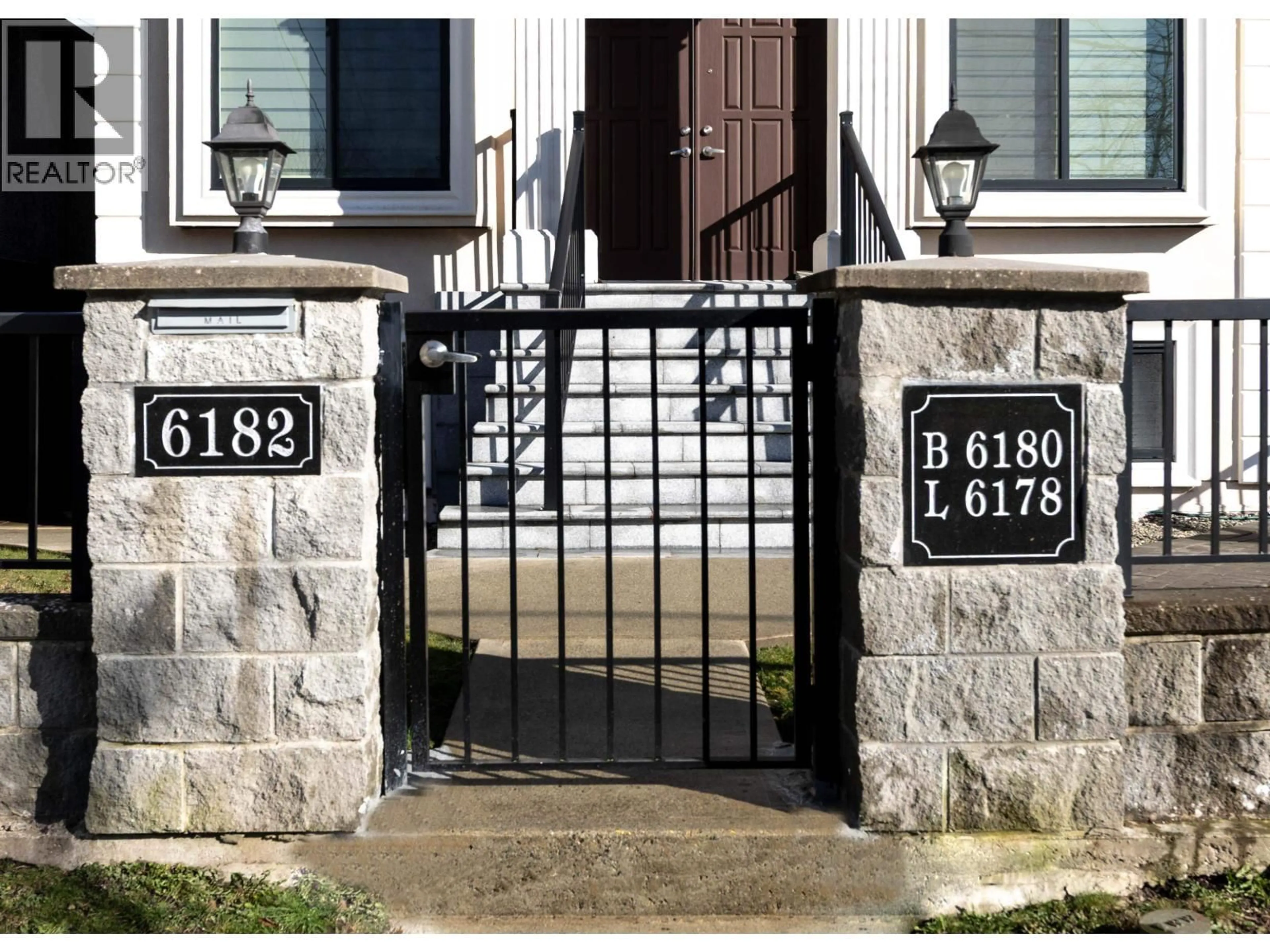 Indoor entryway for 6182 COMMERCIAL STREET, Vancouver British Columbia V5P3N9