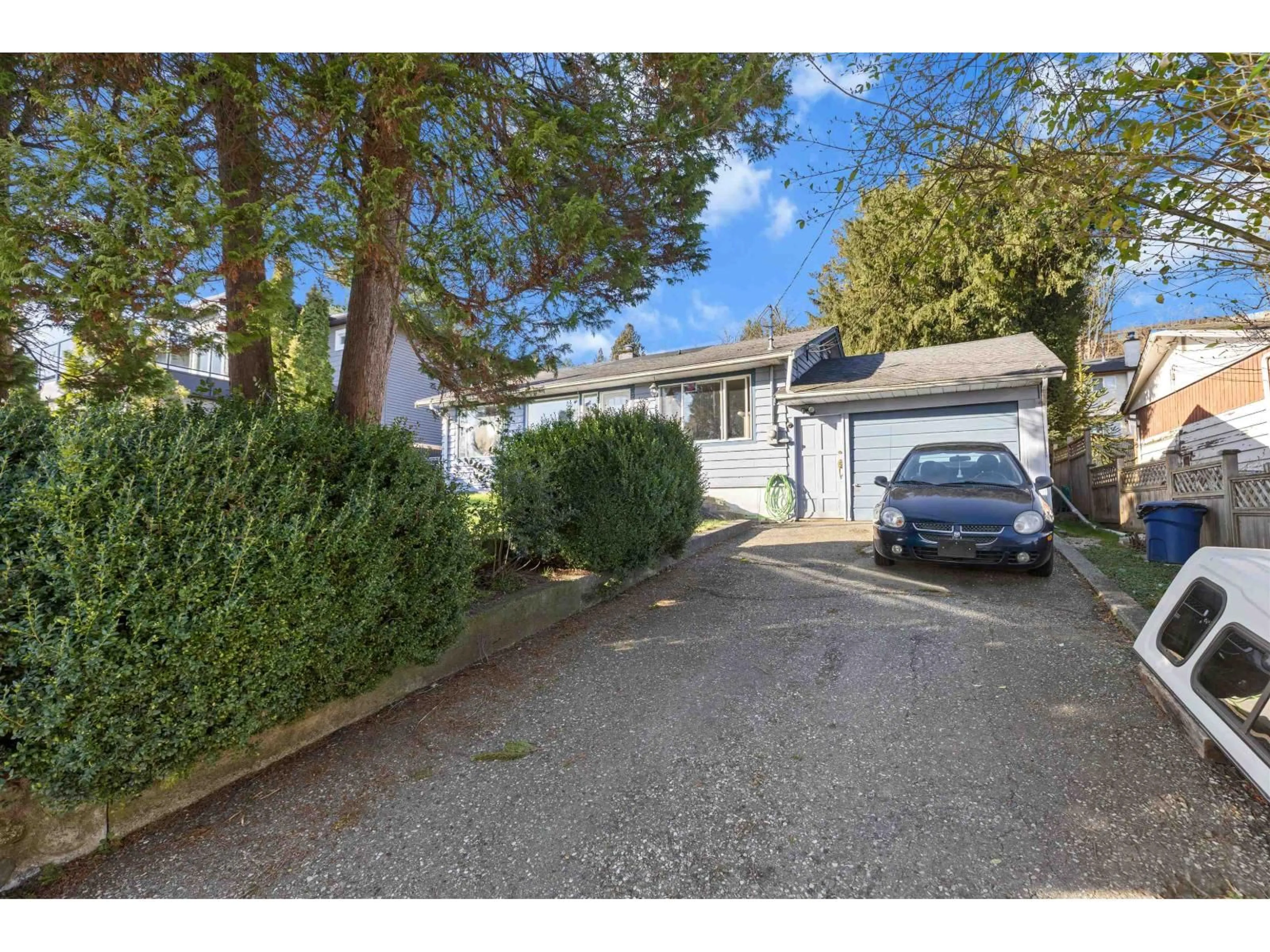 A pic from outside/outdoor area/front of a property/back of a property/a pic from drone, street for 32739 FRASER CRESCENT, Mission British Columbia V2V1C9