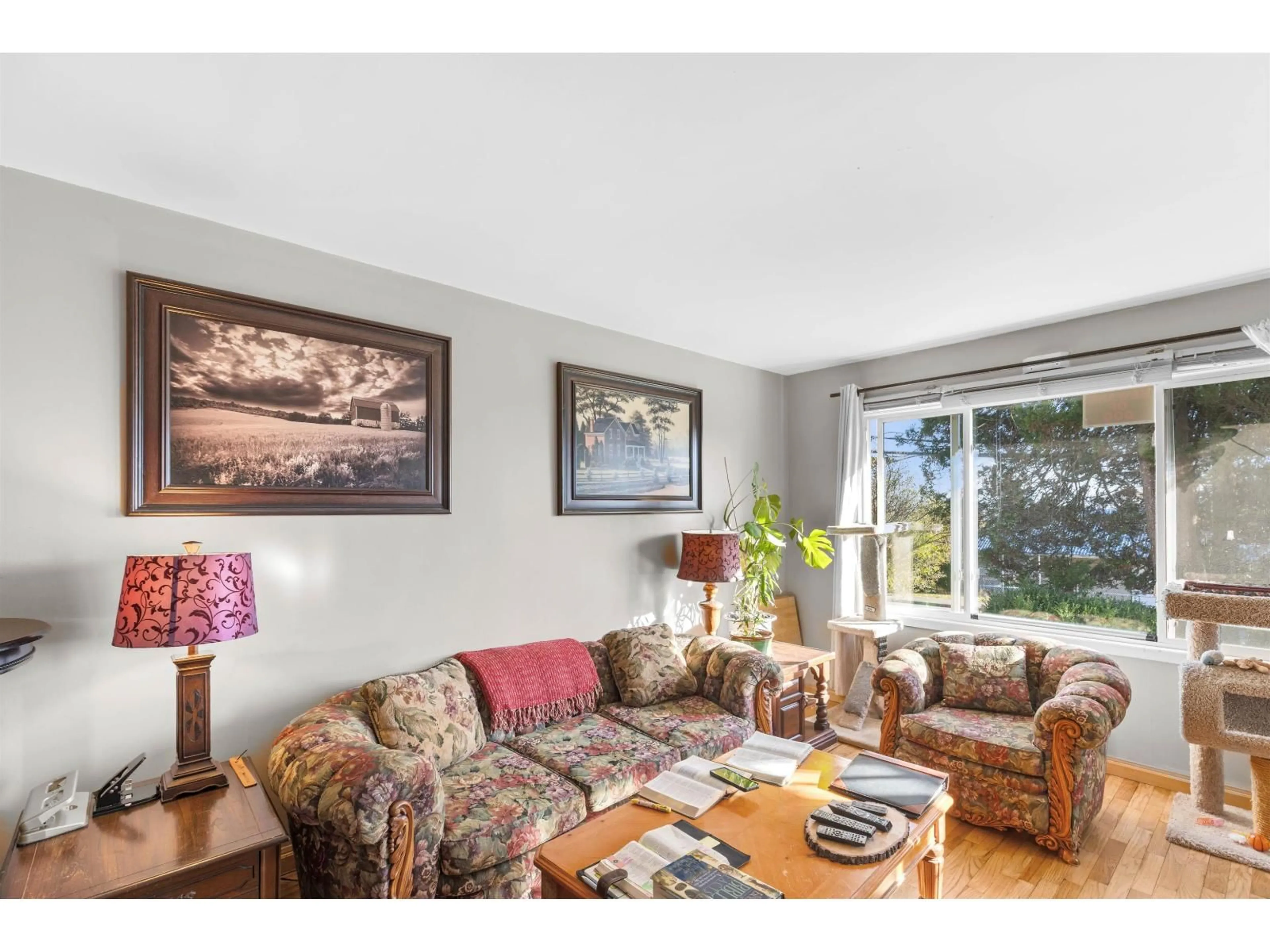 Living room with furniture, unknown for 32739 FRASER CRESCENT, Mission British Columbia V2V1C9