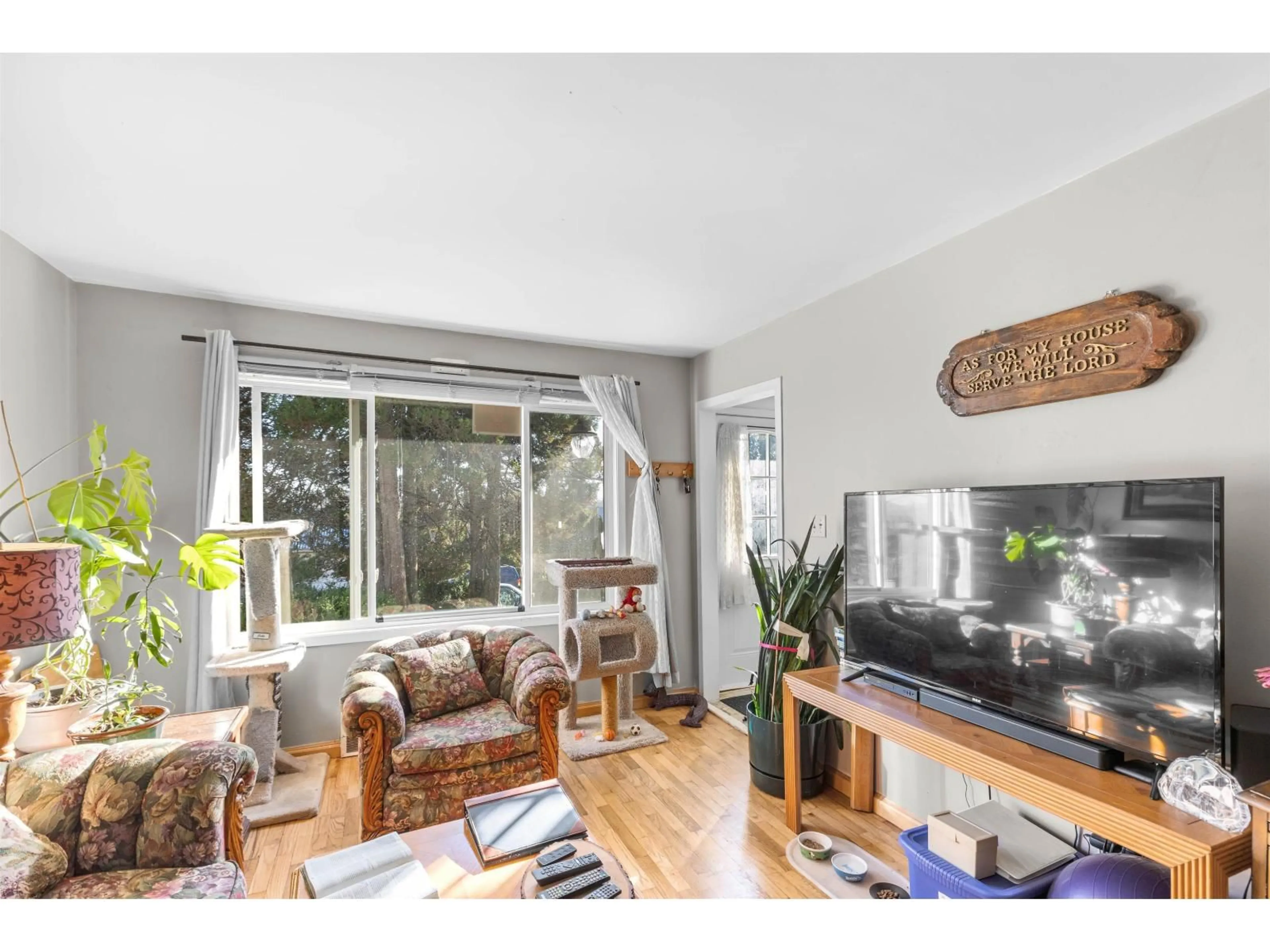 Living room with furniture, wood/laminate floor for 32739 FRASER CRESCENT, Mission British Columbia V2V1C9