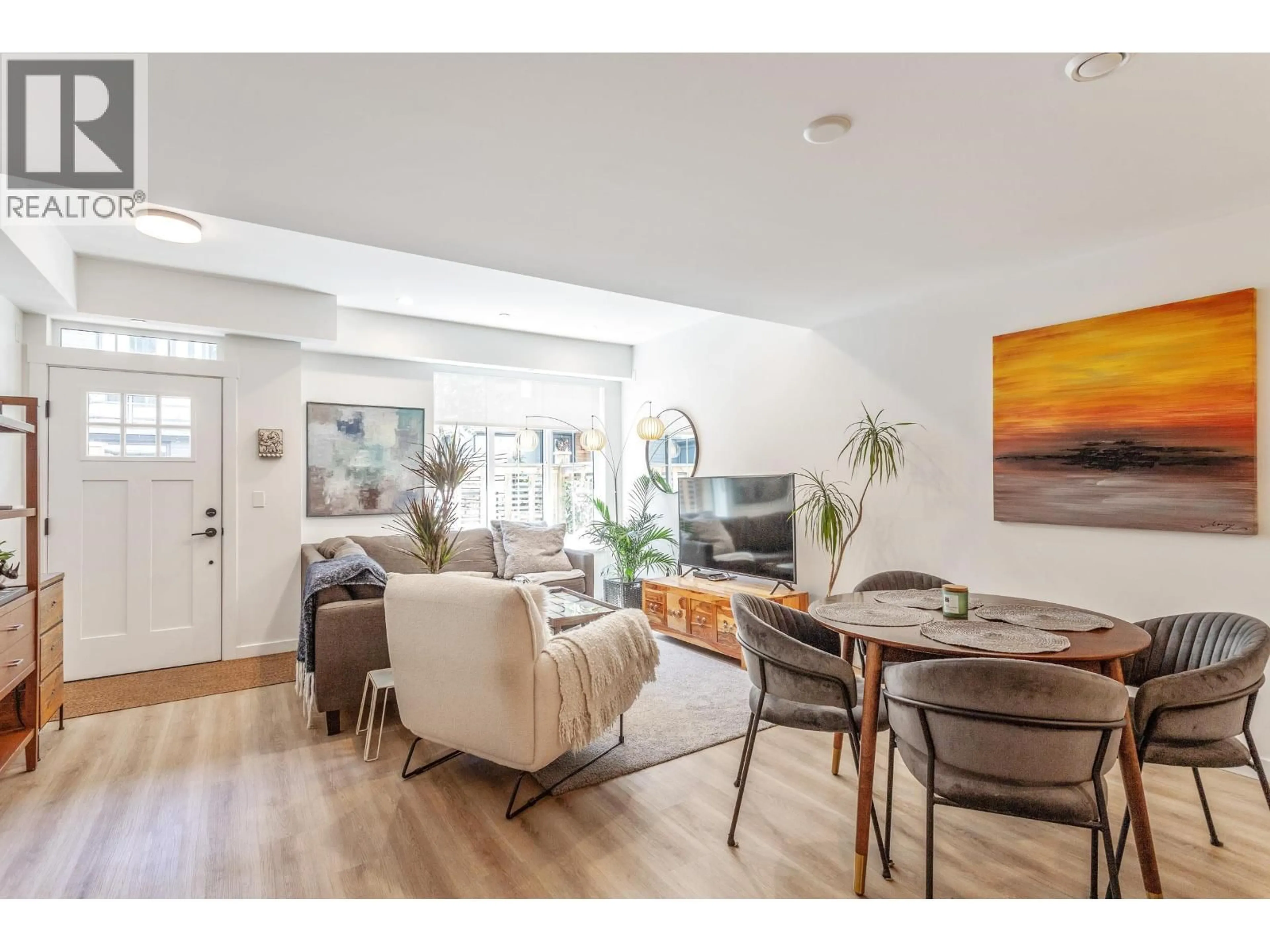 Living room with furniture, wood/laminate floor for 6 - 237 RIDGEWAY AVENUE, North Vancouver British Columbia V7L0H6