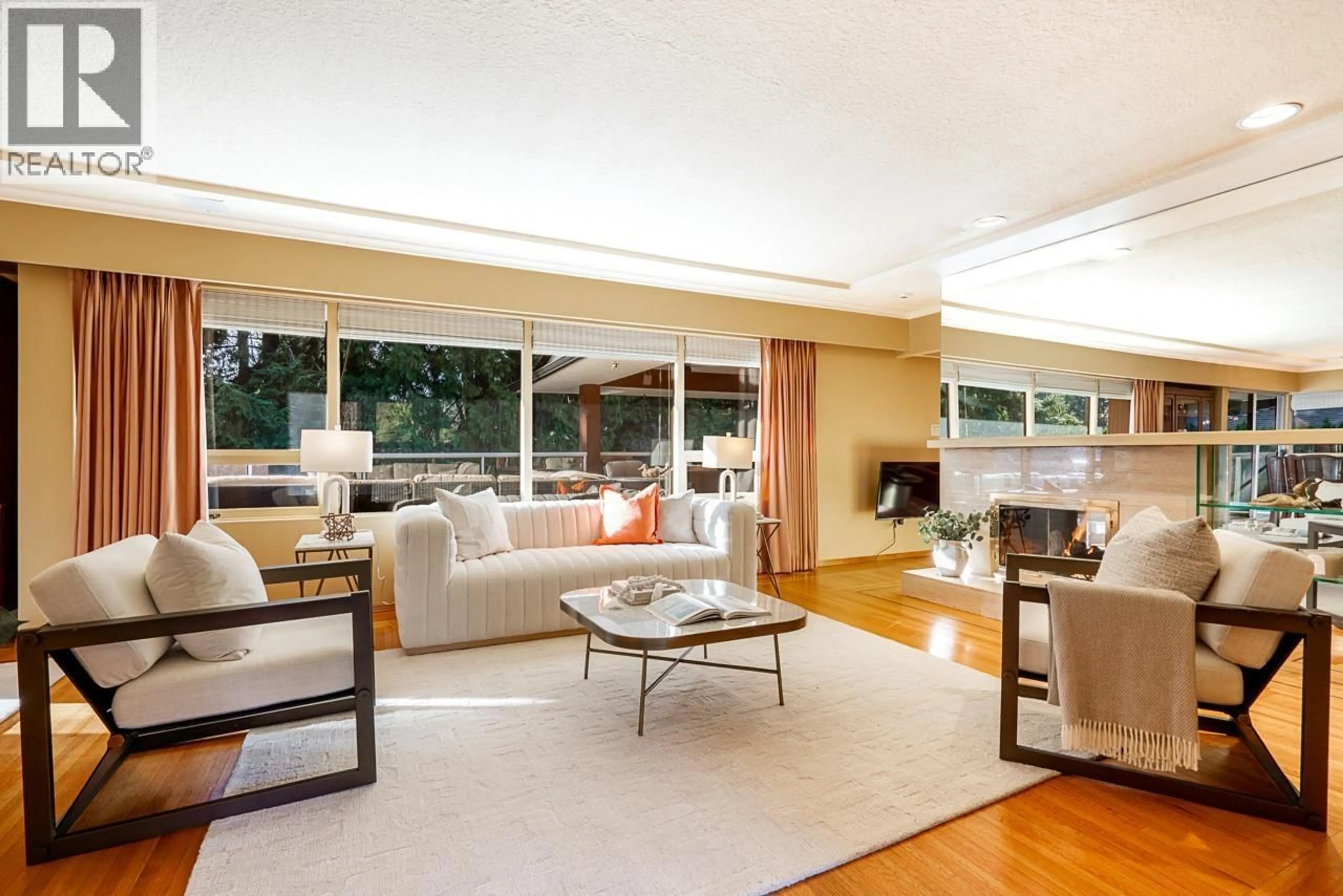 Living room with furniture, unknown for 4695 MAPLERIDGE DRIVE, North Vancouver British Columbia V7R3T6