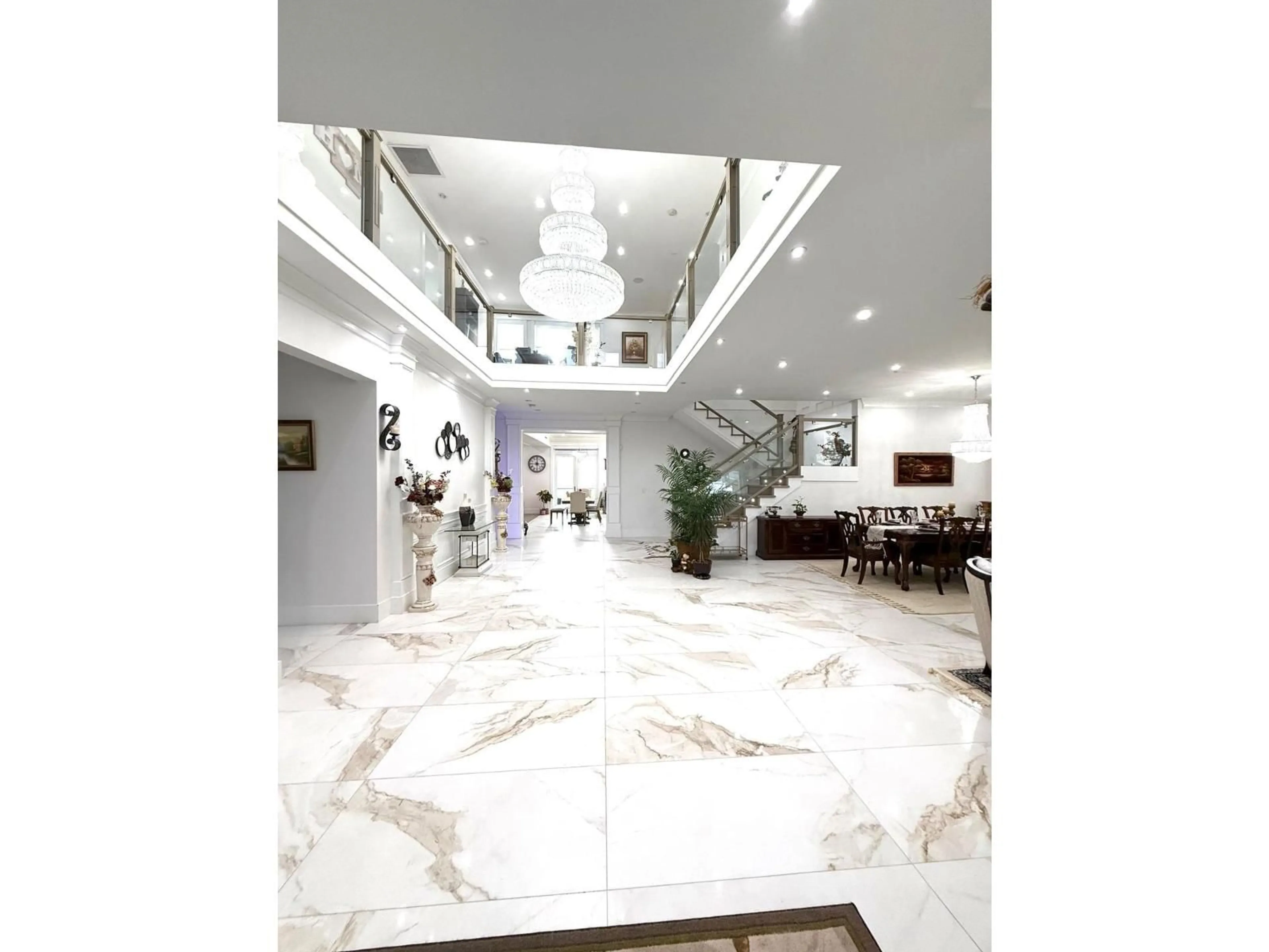 Lobby for 13170 57 AVENUE, Surrey British Columbia V3X0K2