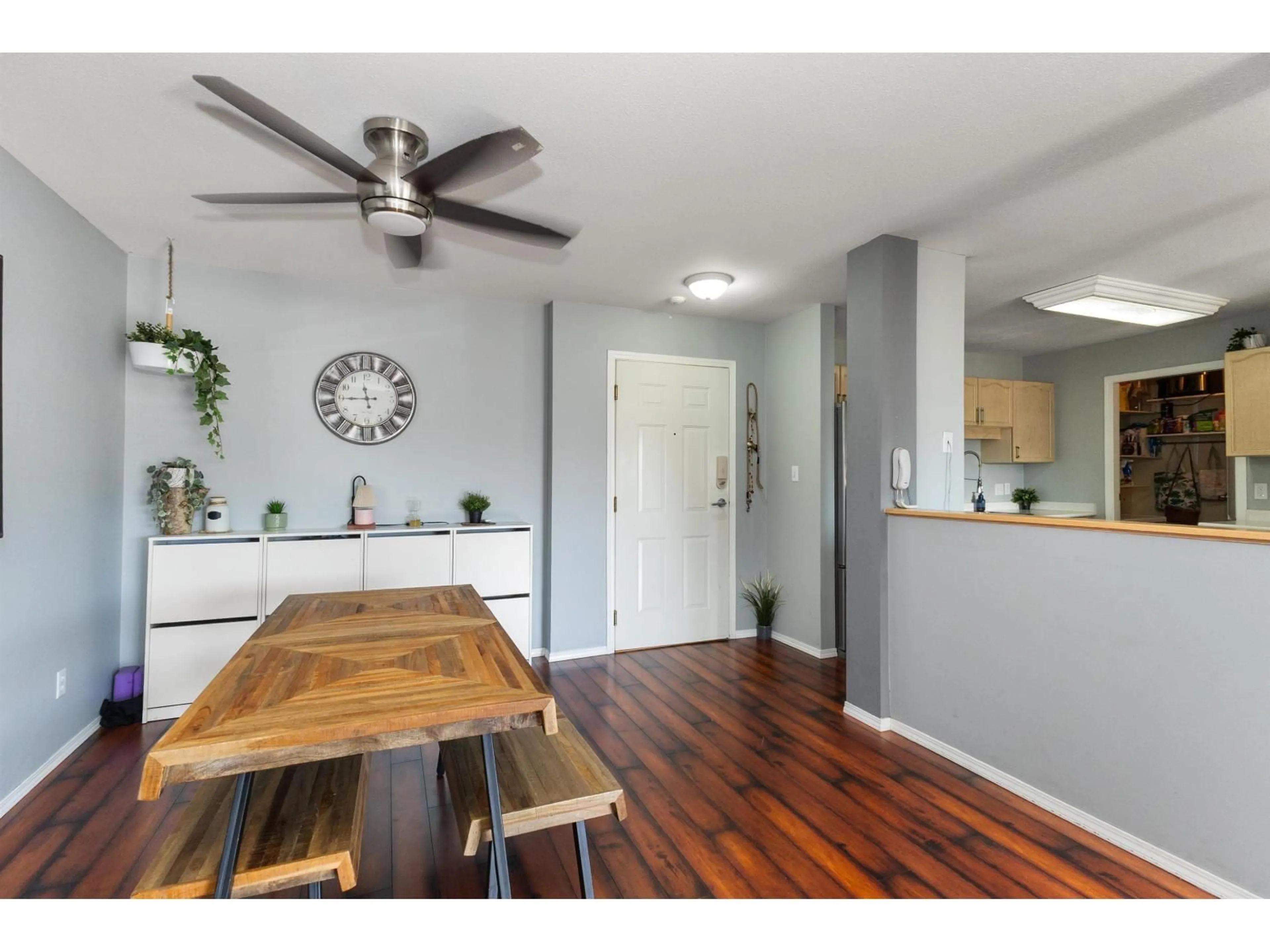 Open concept kitchen, wood/laminate floor for 224 - 33175 OLD YALE ROAD, Abbotsford British Columbia V2S2J4