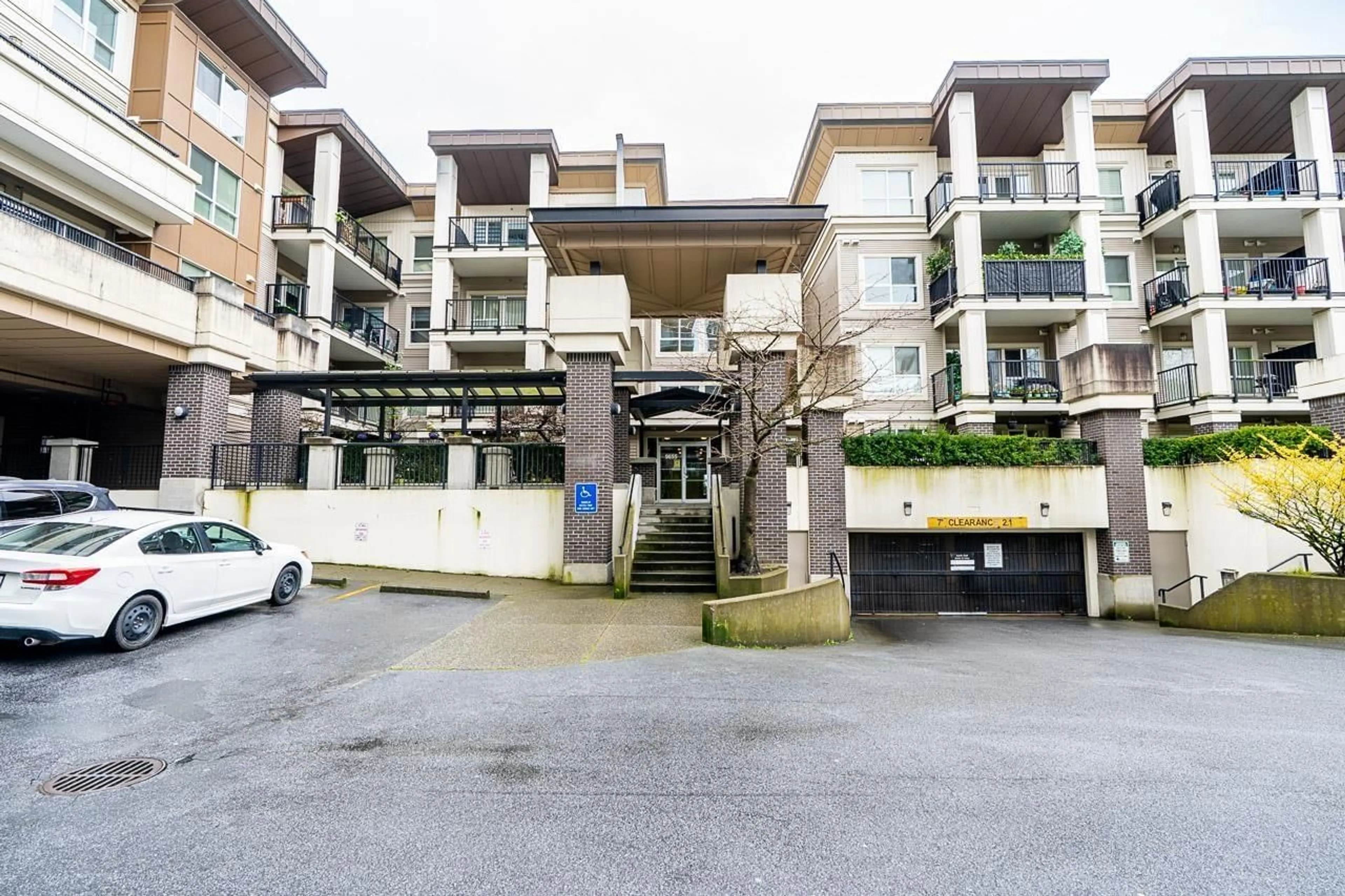 Indoor foyer for 417 - 9655 KING GEORGE BOULEVARD, Surrey British Columbia V3T0C7
