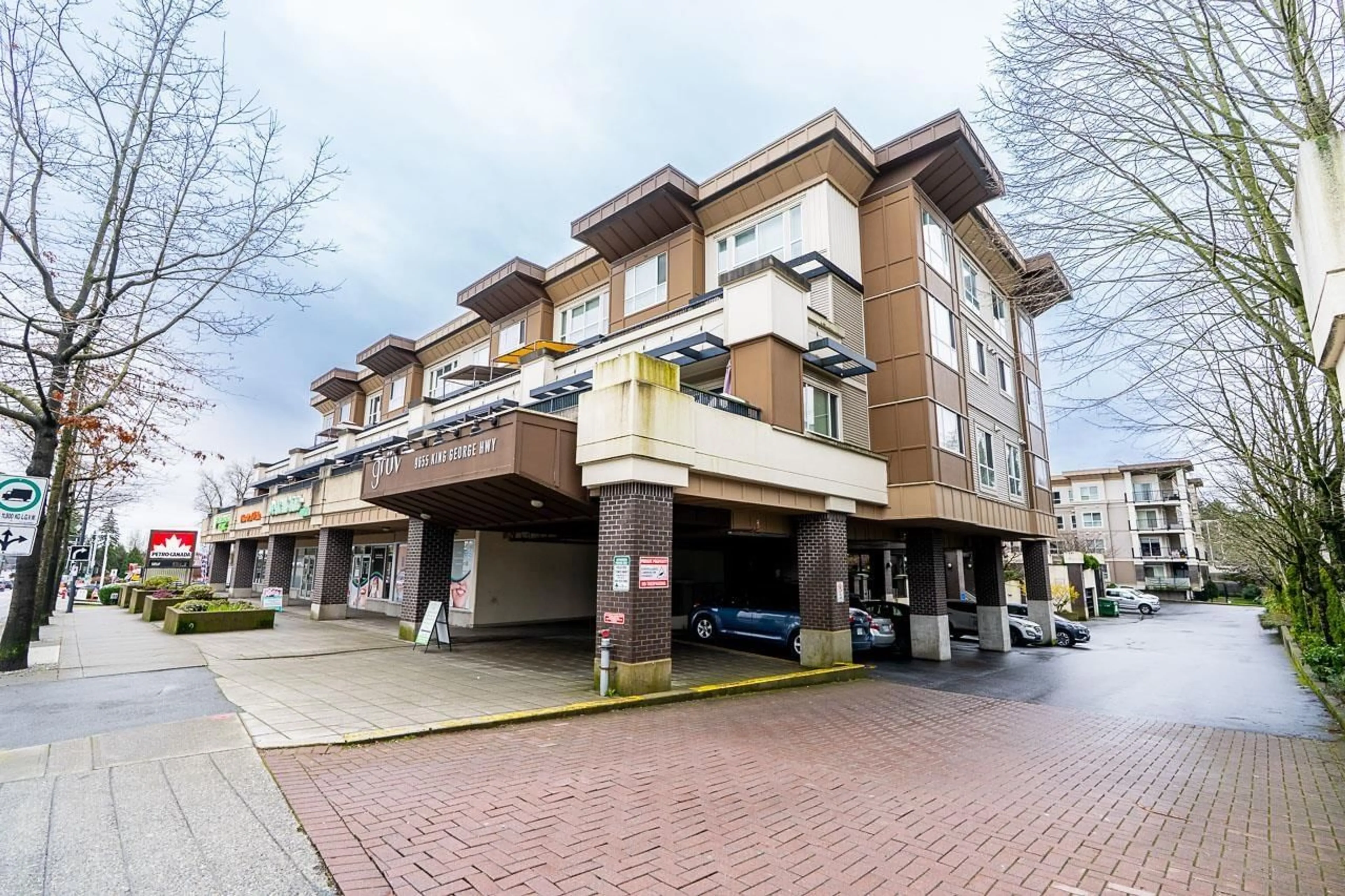Patio, building for 417 - 9655 KING GEORGE BOULEVARD, Surrey British Columbia V3T0C7