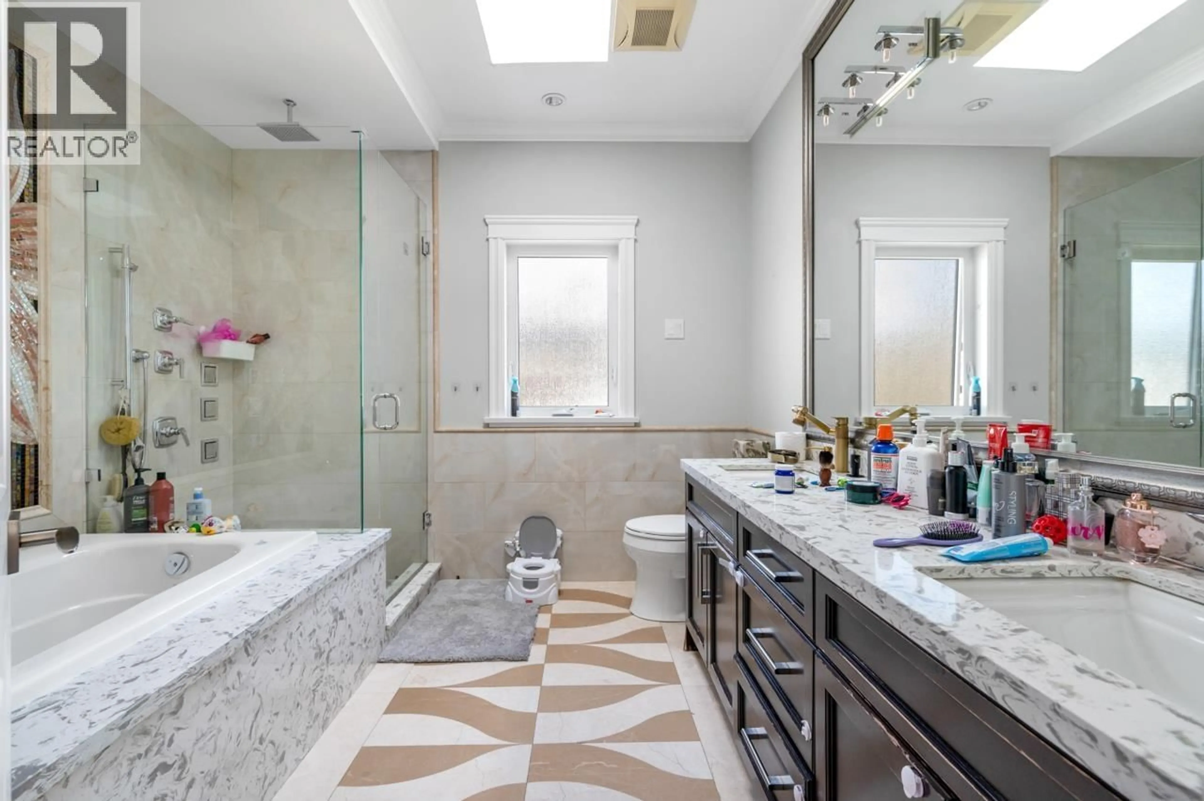 Contemporary bathroom, ceramic/tile floor for 3789 CLINTON STREET, Burnaby British Columbia V5J2J9