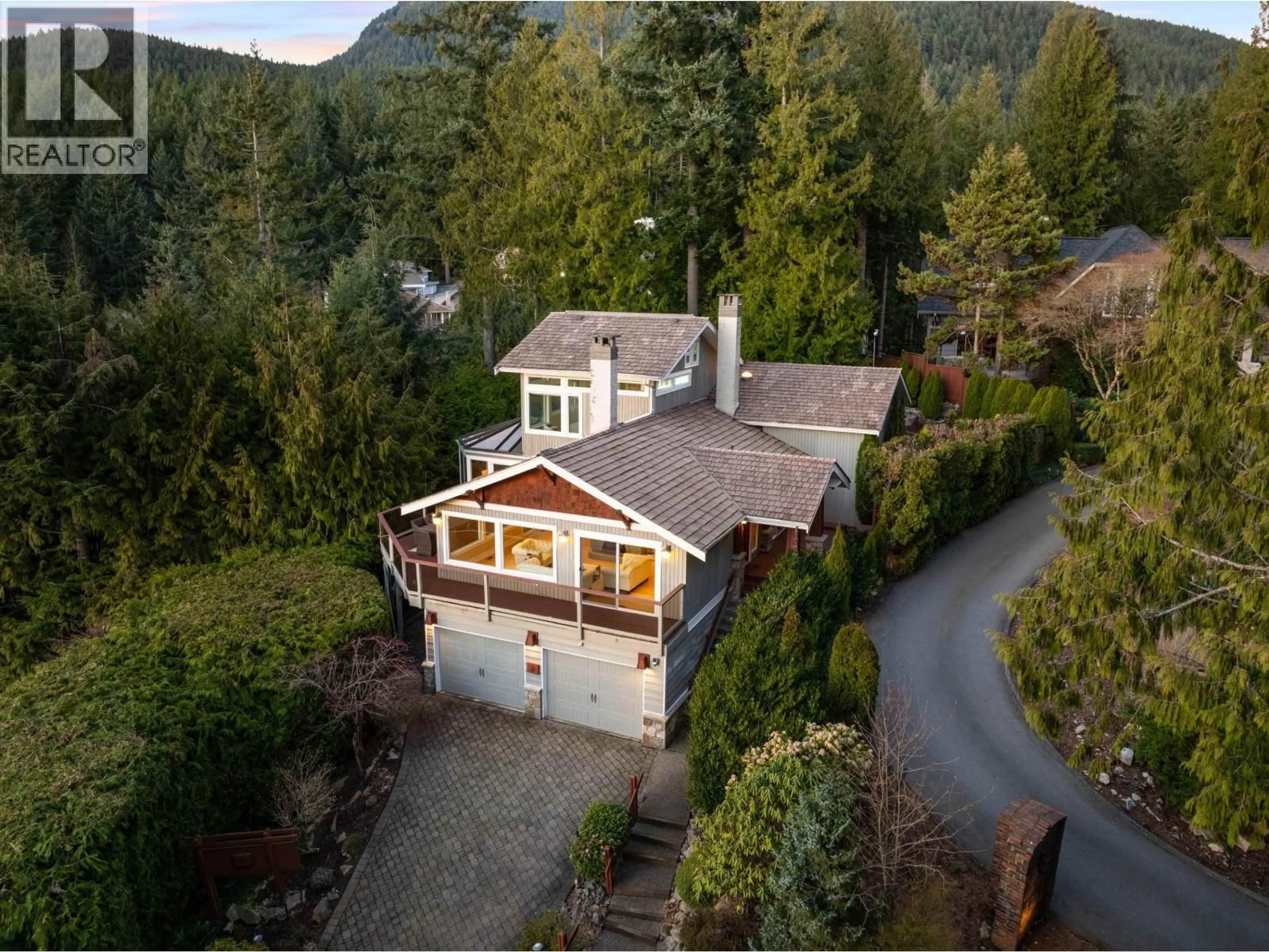 A pic from outside/outdoor area/front of a property/back of a property/a pic from drone, unknown for 4721 WOODSIDE PLACE, West Vancouver British Columbia V7S2X5