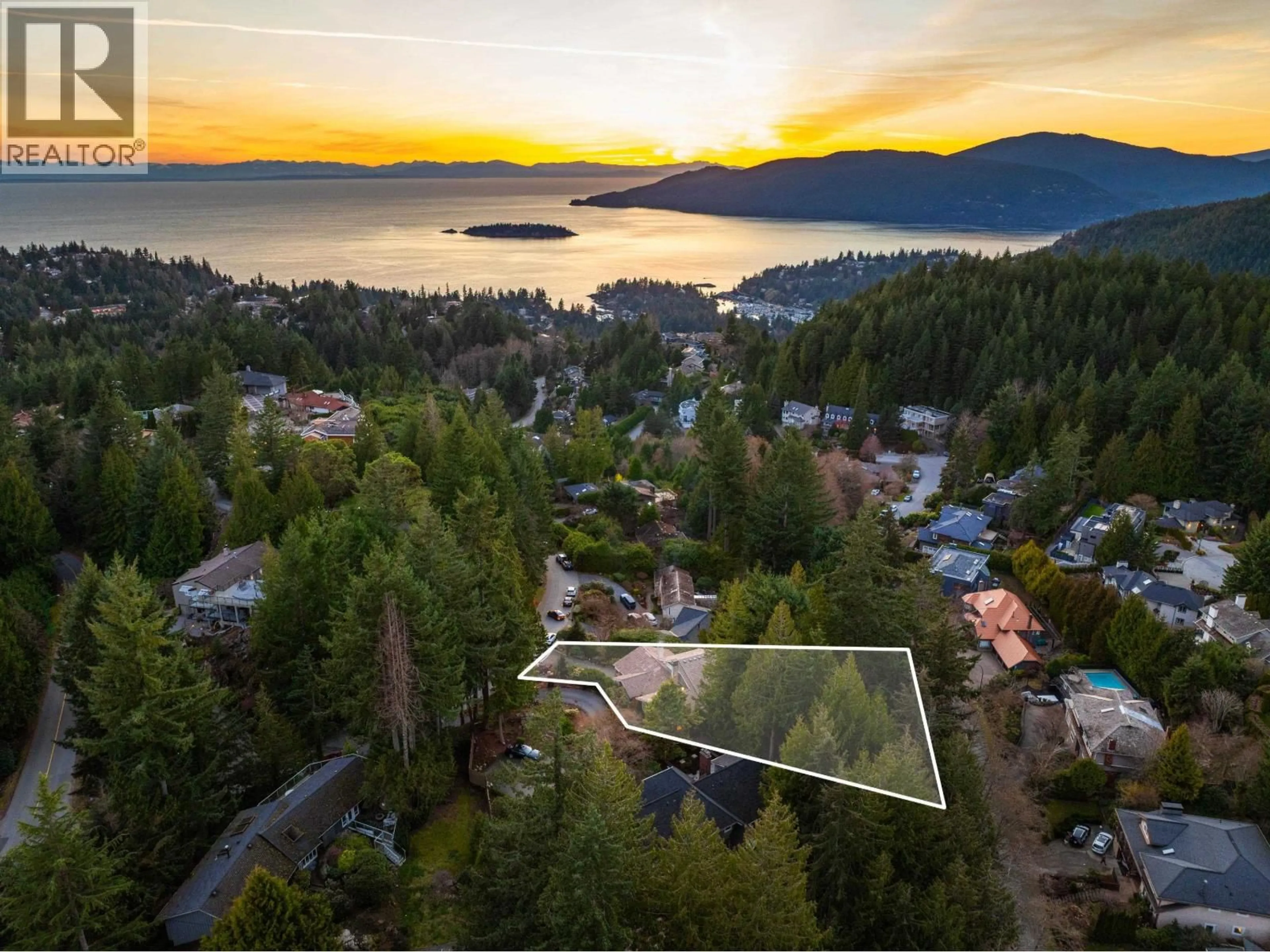 A pic from outside/outdoor area/front of a property/back of a property/a pic from drone, water/lake/river/ocean view for 4721 WOODSIDE PLACE, West Vancouver British Columbia V7S2X5