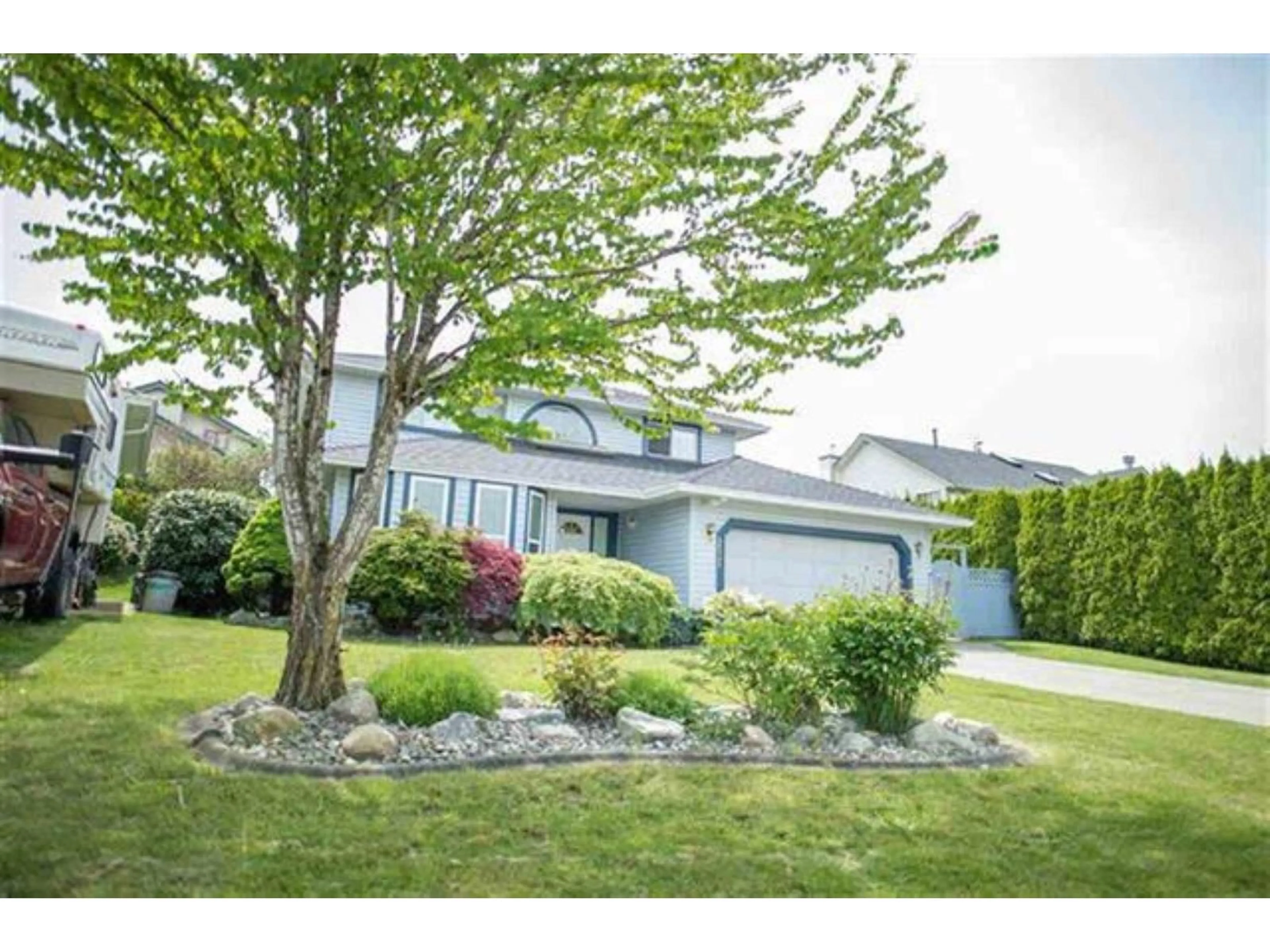 Home with vinyl exterior material, street for 32350 GOLDEN AVENUE WEST, Abbotsford British Columbia V2T5A9
